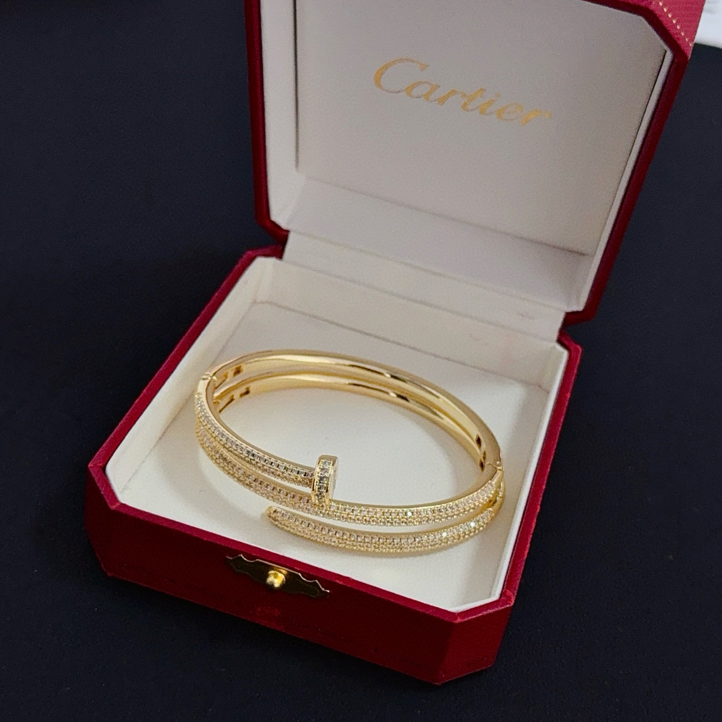 卡地亚手镯 高端定制版本 镶嵌钻工艺 V金材质 经典而时尚风格 用凌厉线条重构爱情美学！打破常规，镶嵌钻