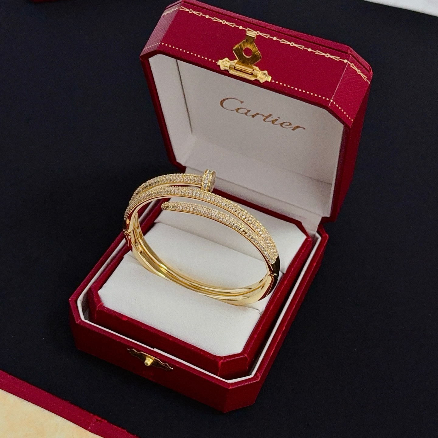 卡地亚手镯 高端定制版本 镶嵌钻工艺 V金材质 经典而时尚风格 用凌厉线条重构爱情美学！打破常规，镶嵌钻