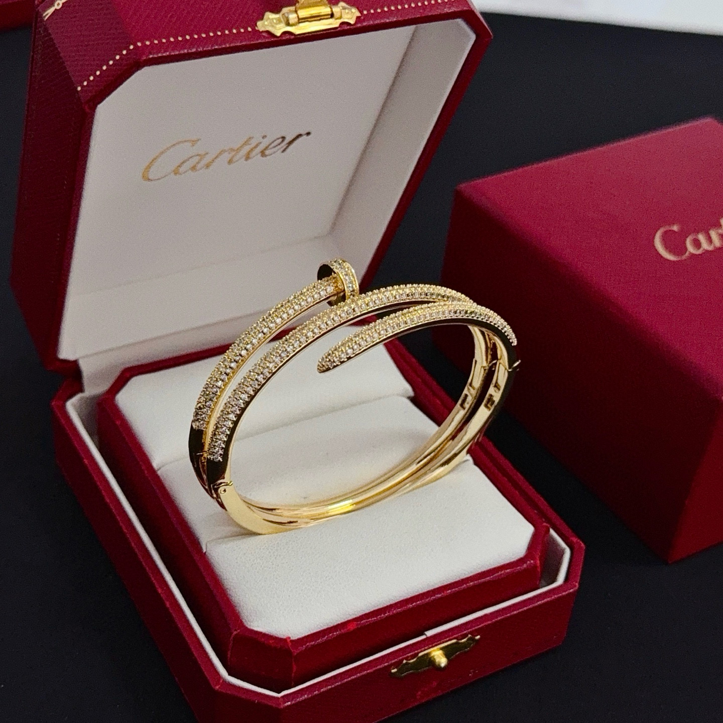 卡地亚手镯 高端定制版本 镶嵌钻工艺 V金材质 经典而时尚风格 用凌厉线条重构爱情美学！打破常规，镶嵌钻