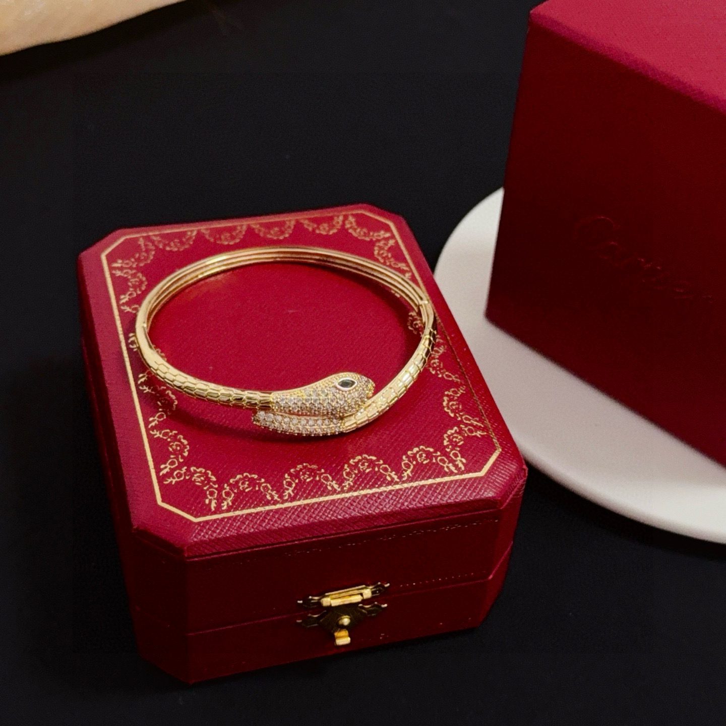 卡地亚镶钻手镯 高端定制版本 镶嵌钻工艺 V金材质 经典而时尚风格 用凌厉线条重构爱情美学！打破常规，镶