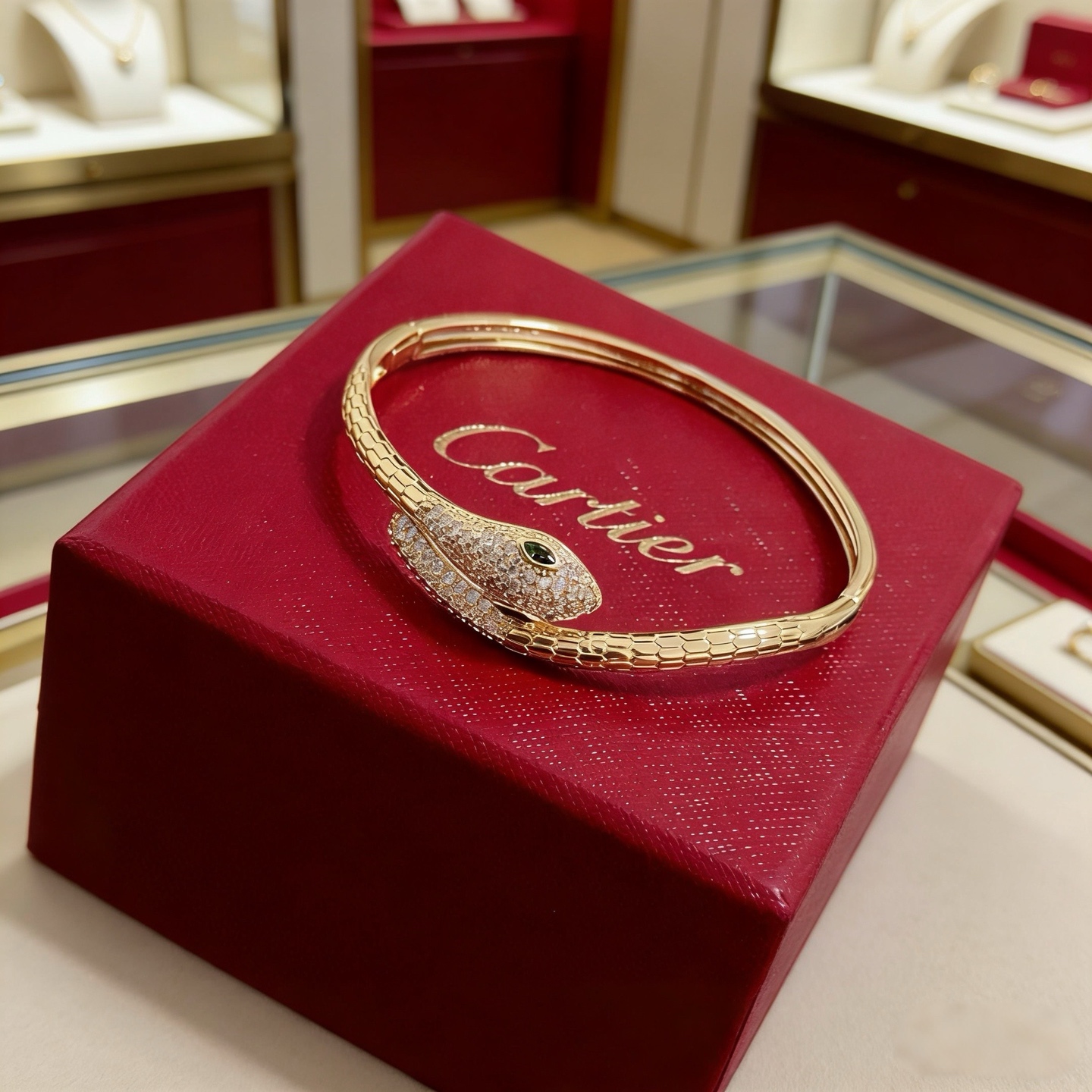 卡地亚镶钻手镯 高端定制版本 镶嵌钻工艺 V金材质 经典而时尚风格 用凌厉线条重构爱情美学！打破常规，镶