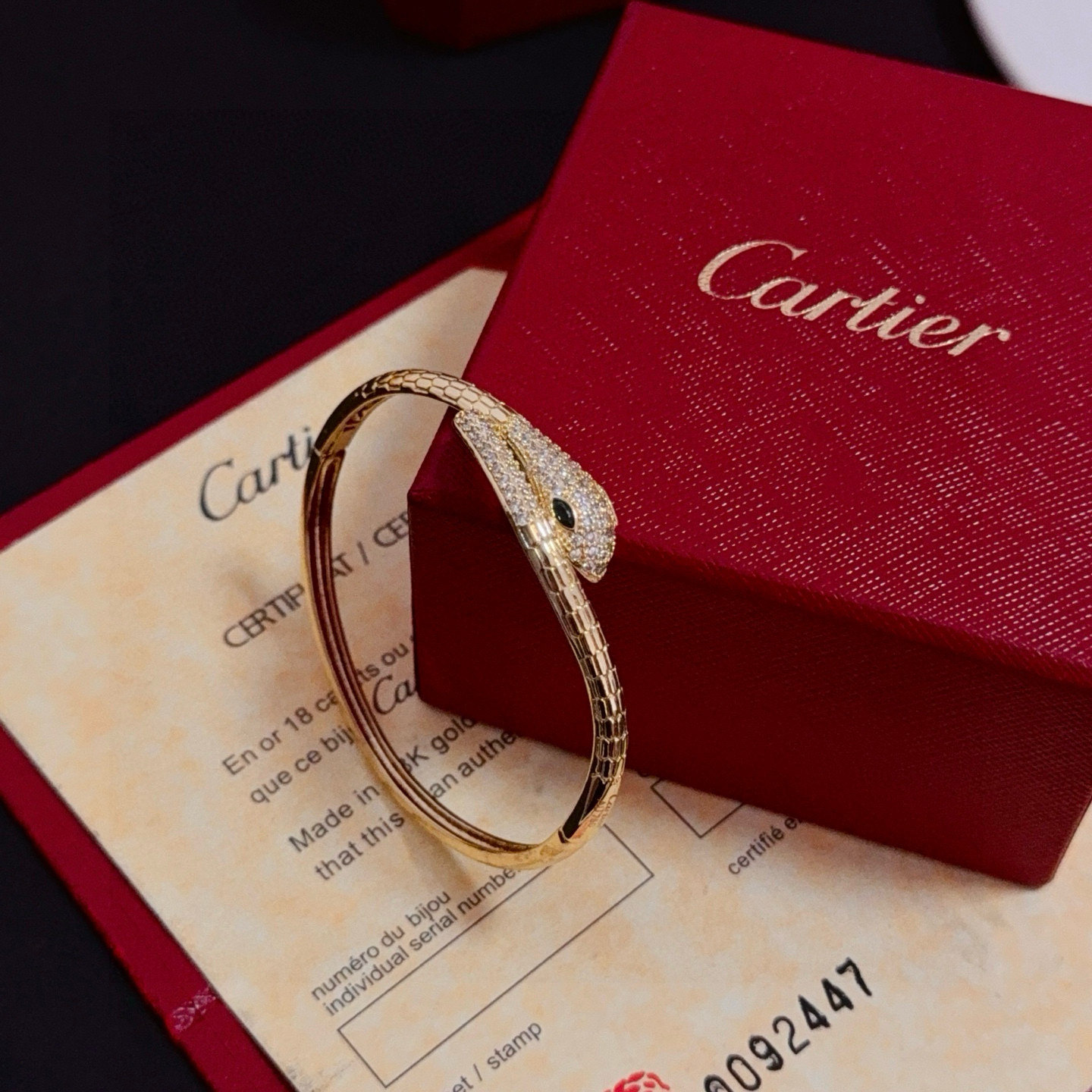 卡地亚镶钻手镯 高端定制版本 镶嵌钻工艺 V金材质 经典而时尚风格 用凌厉线条重构爱情美学！打破常规，镶