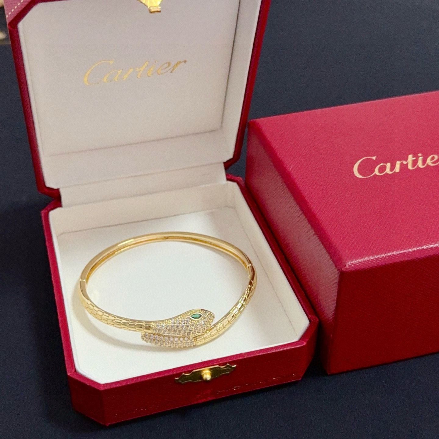 卡地亚镶钻手镯 高端定制版本 镶嵌钻工艺 V金材质 经典而时尚风格 用凌厉线条重构爱情美学！打破常规，镶