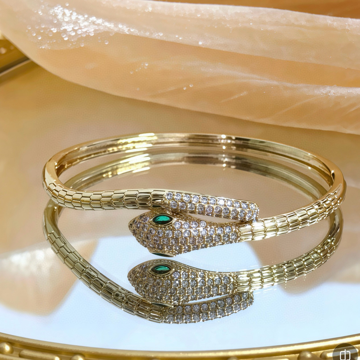 卡地亚镶钻手镯 高端定制版本 镶嵌钻工艺 V金材质 经典而时尚风格 用凌厉线条重构爱情美学！打破常规，镶