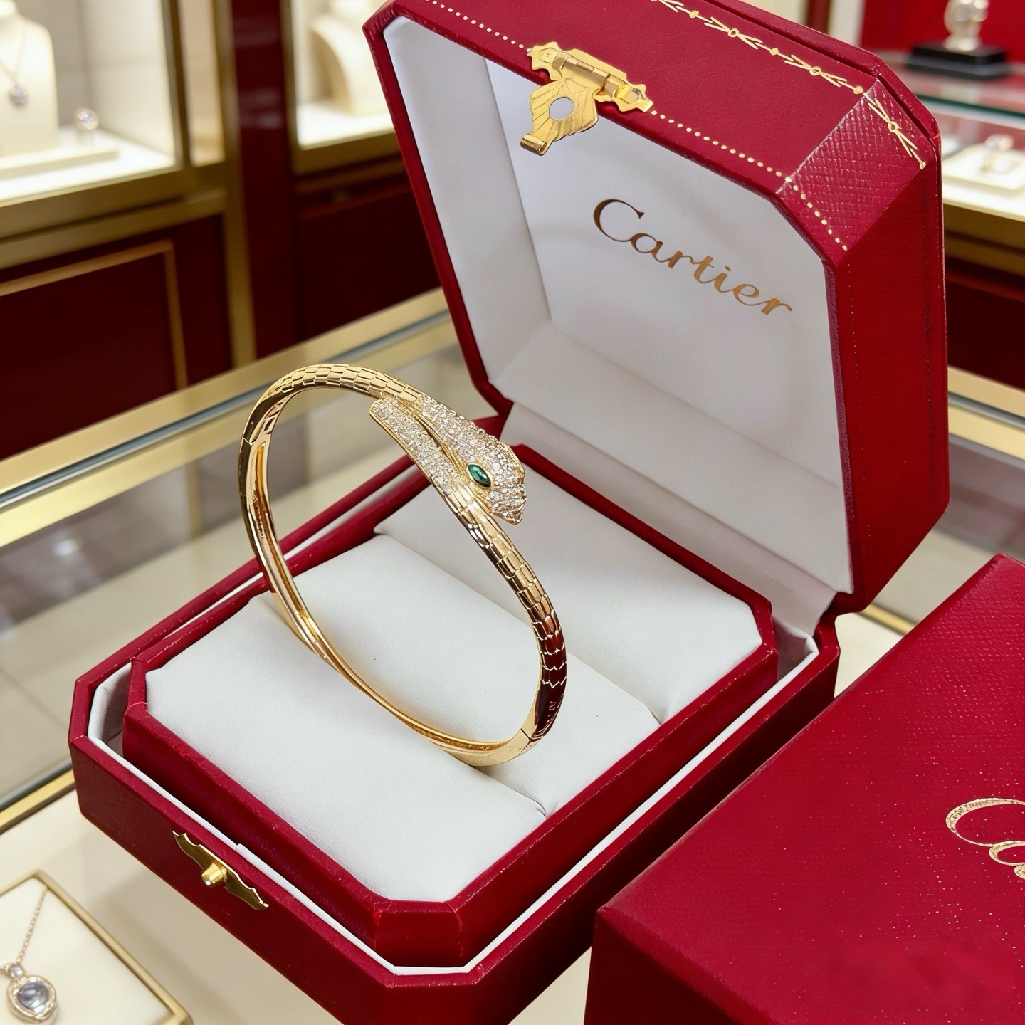 卡地亚镶钻手镯 高端定制版本 镶嵌钻工艺 V金材质 经典而时尚风格 用凌厉线条重构爱情美学！打破常规，镶