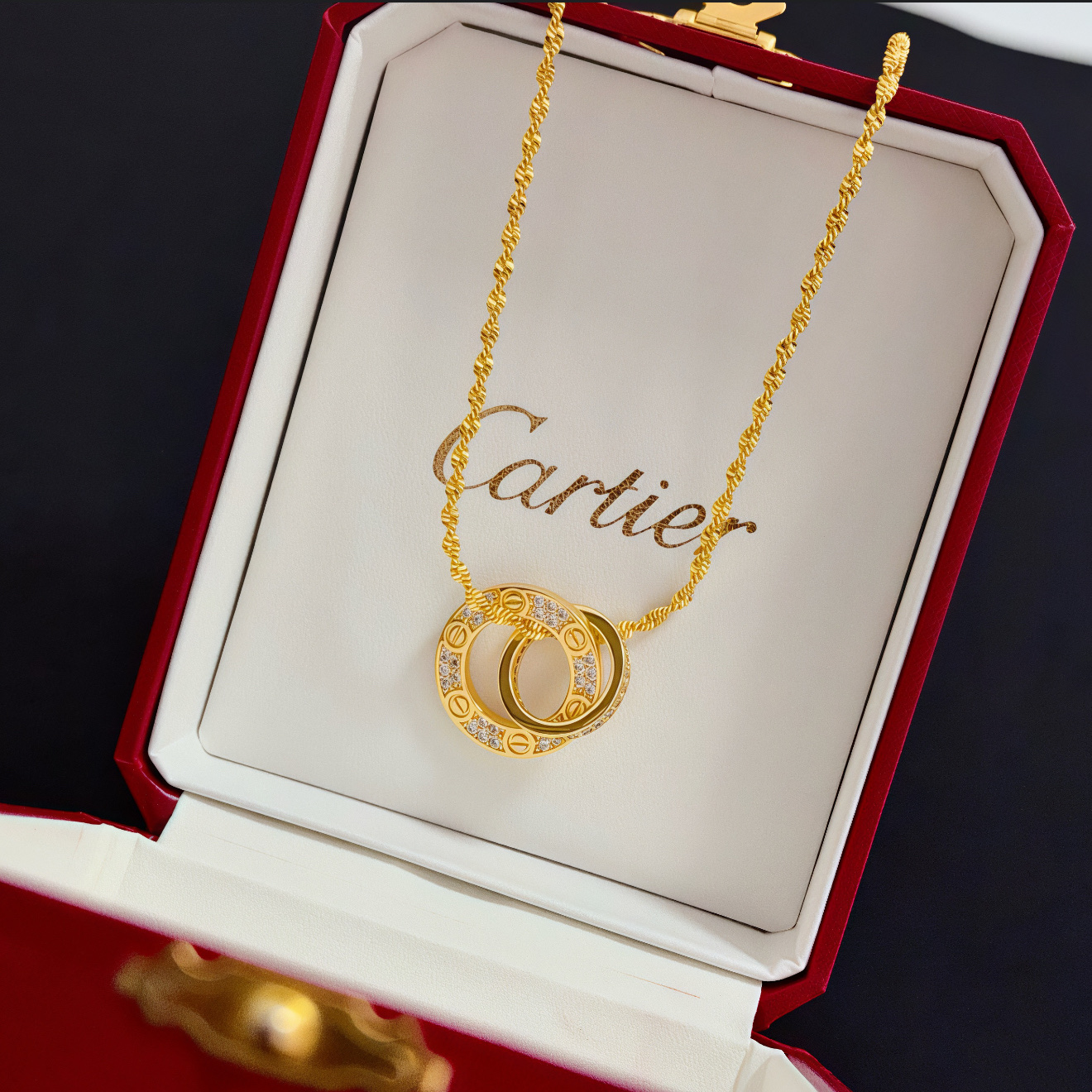 卡地亚项链 高端定制版本 镶嵌钻工艺 V金材质 经典而时尚风格 用凌厉线条重构爱情美学！打破常规，镶嵌钻