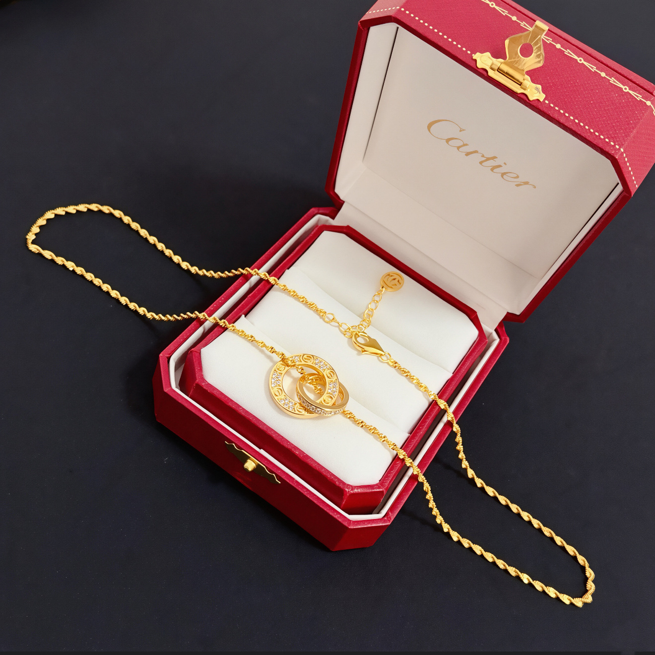 卡地亚项链 高端定制版本 镶嵌钻工艺 V金材质 经典而时尚风格 用凌厉线条重构爱情美学！打破常规，镶嵌钻