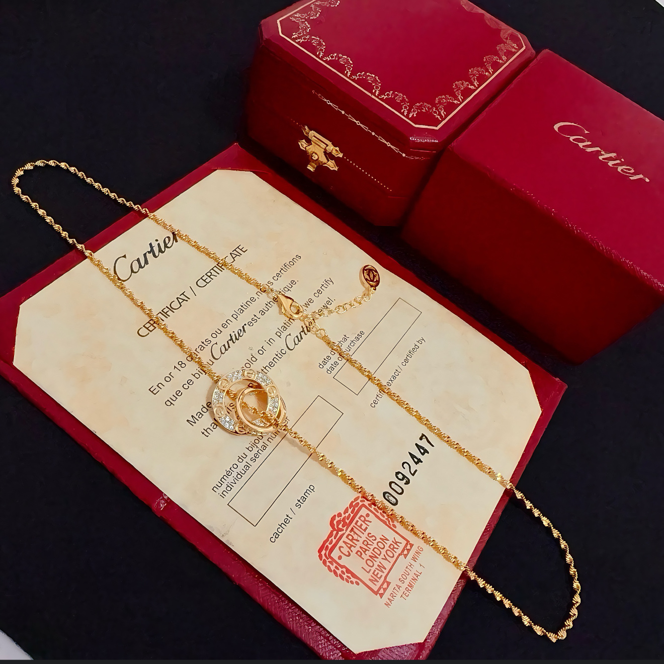 卡地亚项链 高端定制版本 镶嵌钻工艺 V金材质 经典而时尚风格 用凌厉线条重构爱情美学！打破常规，镶嵌钻