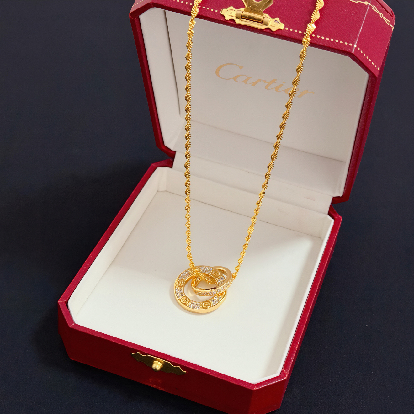 卡地亚项链 高端定制版本 镶嵌钻工艺 V金材质 经典而时尚风格 用凌厉线条重构爱情美学！打破常规，镶嵌钻