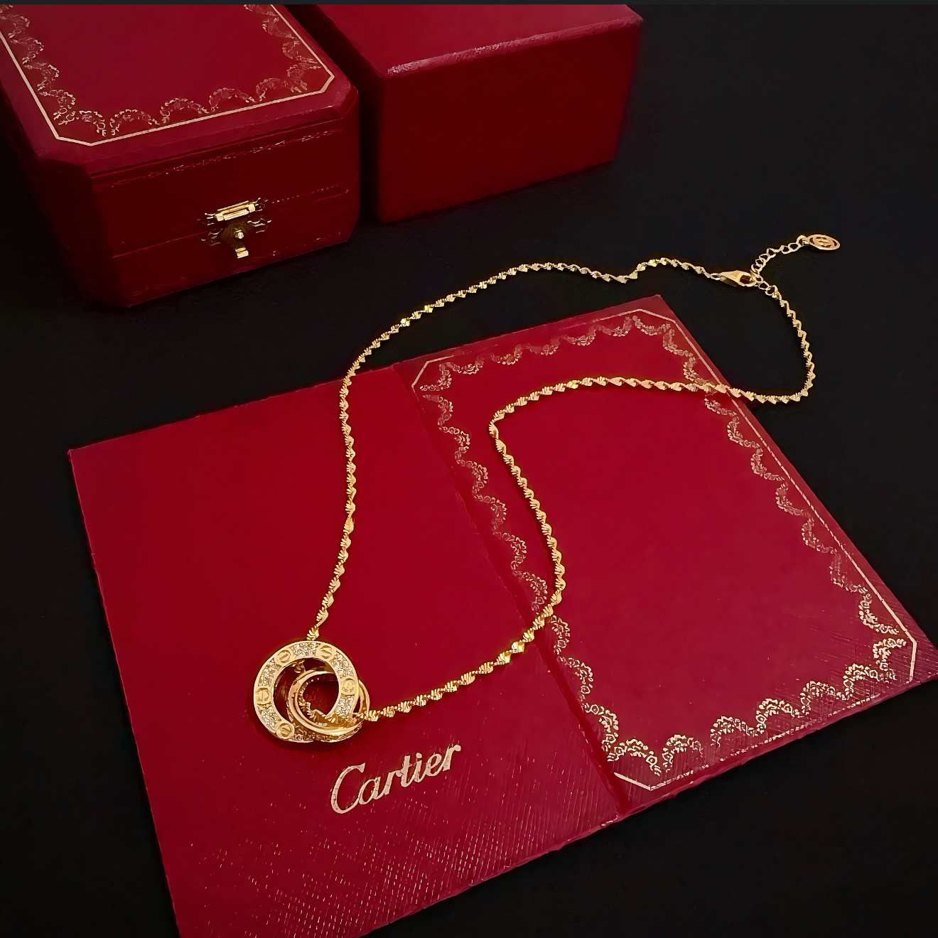卡地亚项链 高端定制版本 镶嵌钻工艺 V金材质 经典而时尚风格 用凌厉线条重构爱情美学！打破常规，镶嵌钻