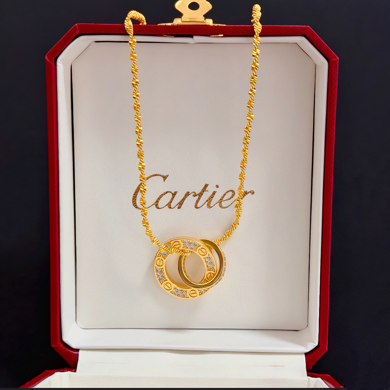 卡地亚项链 高端定制版本 镶嵌钻工艺 V金材质 经典而时尚风格 用凌厉线条重构爱情美学！打破常规，镶嵌钻