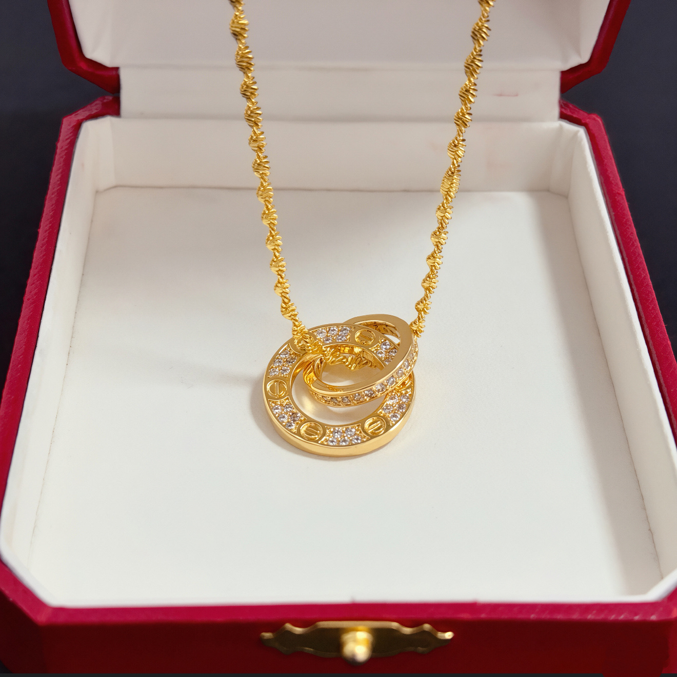 卡地亚项链 高端定制版本 镶嵌钻工艺 V金材质 经典而时尚风格 用凌厉线条重构爱情美学！打破常规，镶嵌钻