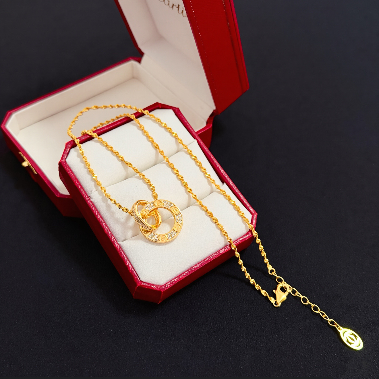 卡地亚项链 高端定制版本 镶嵌钻工艺 V金材质 经典而时尚风格 用凌厉线条重构爱情美学！打破常规，镶嵌钻