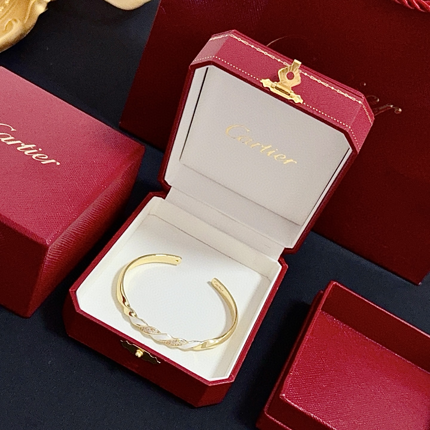 卡地亚镶钻手镯 高端定制版本 镶嵌钻工艺 V金材质 经典而时尚风格 用凌厉线条重构爱情美学！打破常规，镶