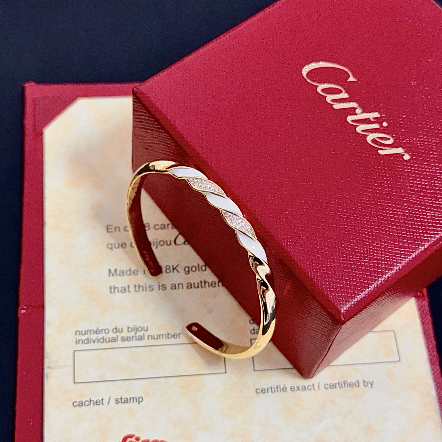 卡地亚镶钻手镯 高端定制版本 镶嵌钻工艺 V金材质 经典而时尚风格 用凌厉线条重构爱情美学！打破常规，镶