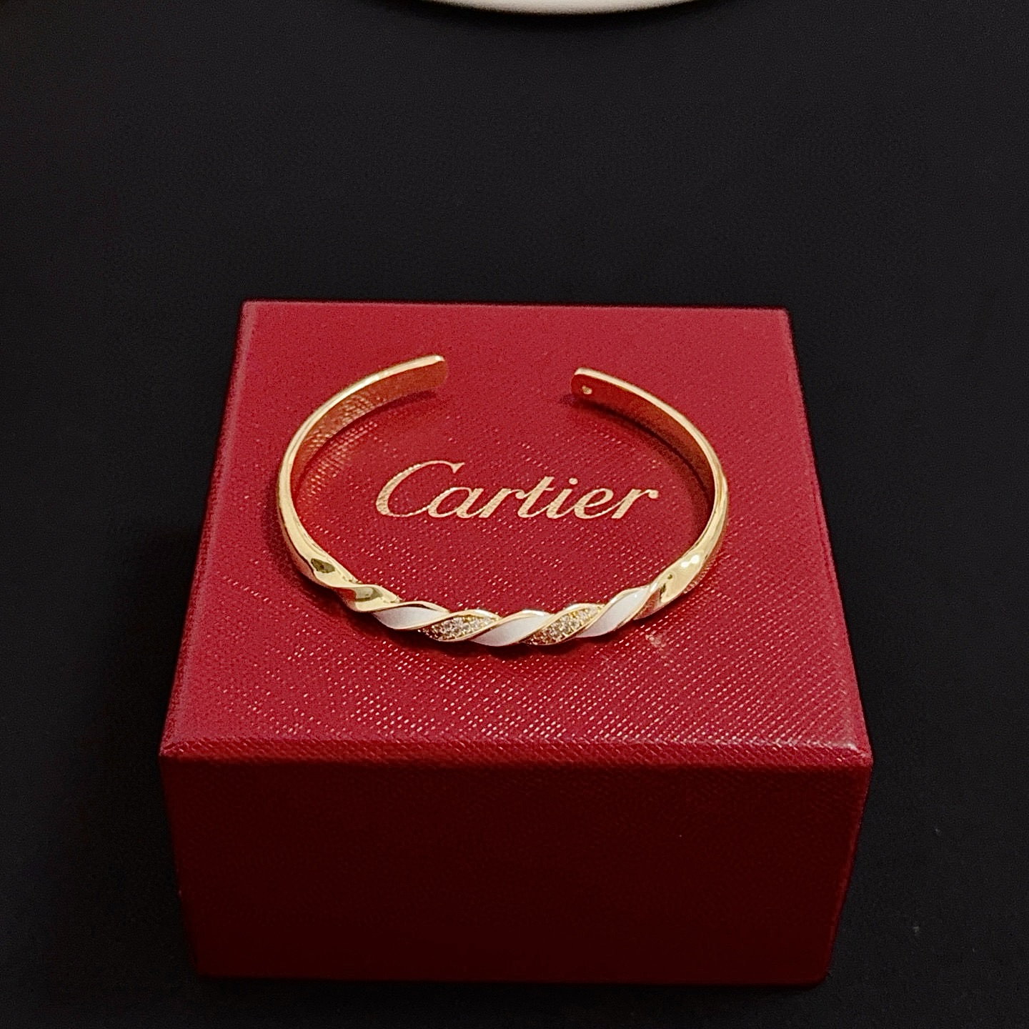 卡地亚镶钻手镯 高端定制版本 镶嵌钻工艺 V金材质 经典而时尚风格 用凌厉线条重构爱情美学！打破常规，镶