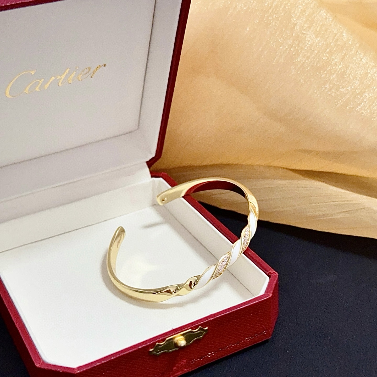 卡地亚镶钻手镯 高端定制版本 镶嵌钻工艺 V金材质 经典而时尚风格 用凌厉线条重构爱情美学！打破常规，镶