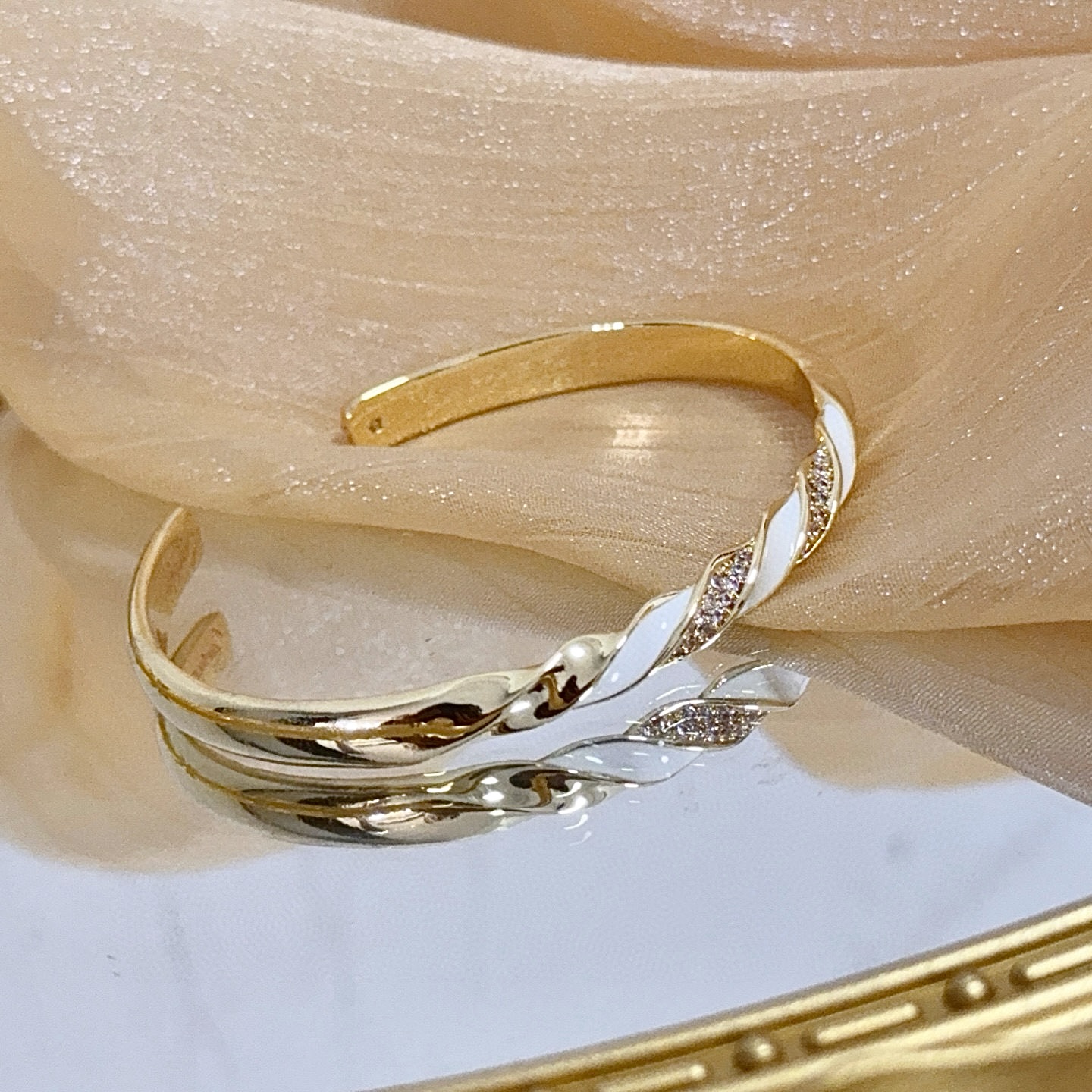 卡地亚镶钻手镯 高端定制版本 镶嵌钻工艺 V金材质 经典而时尚风格 用凌厉线条重构爱情美学！打破常规，镶