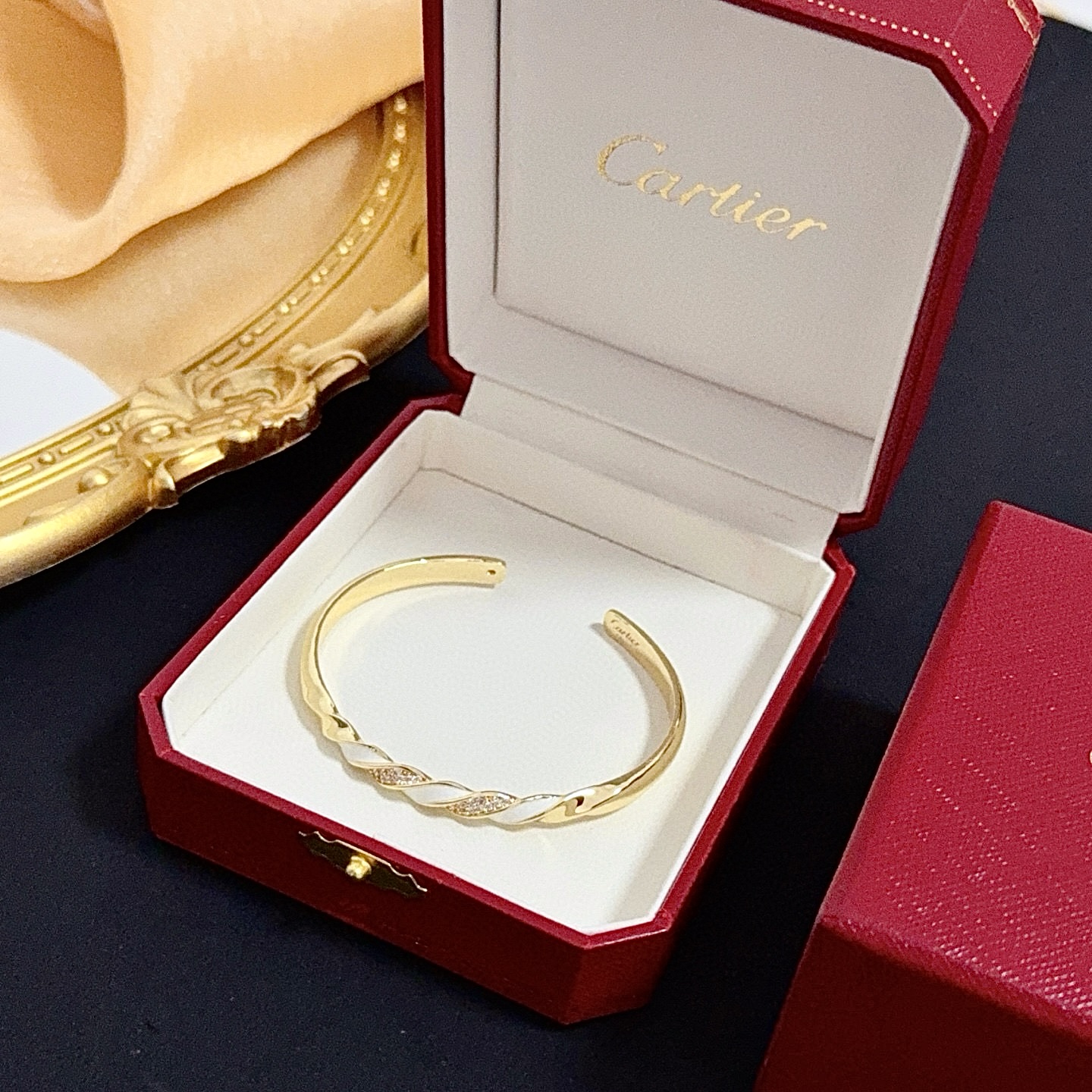 卡地亚镶钻手镯 高端定制版本 镶嵌钻工艺 V金材质 经典而时尚风格 用凌厉线条重构爱情美学！打破常规，镶