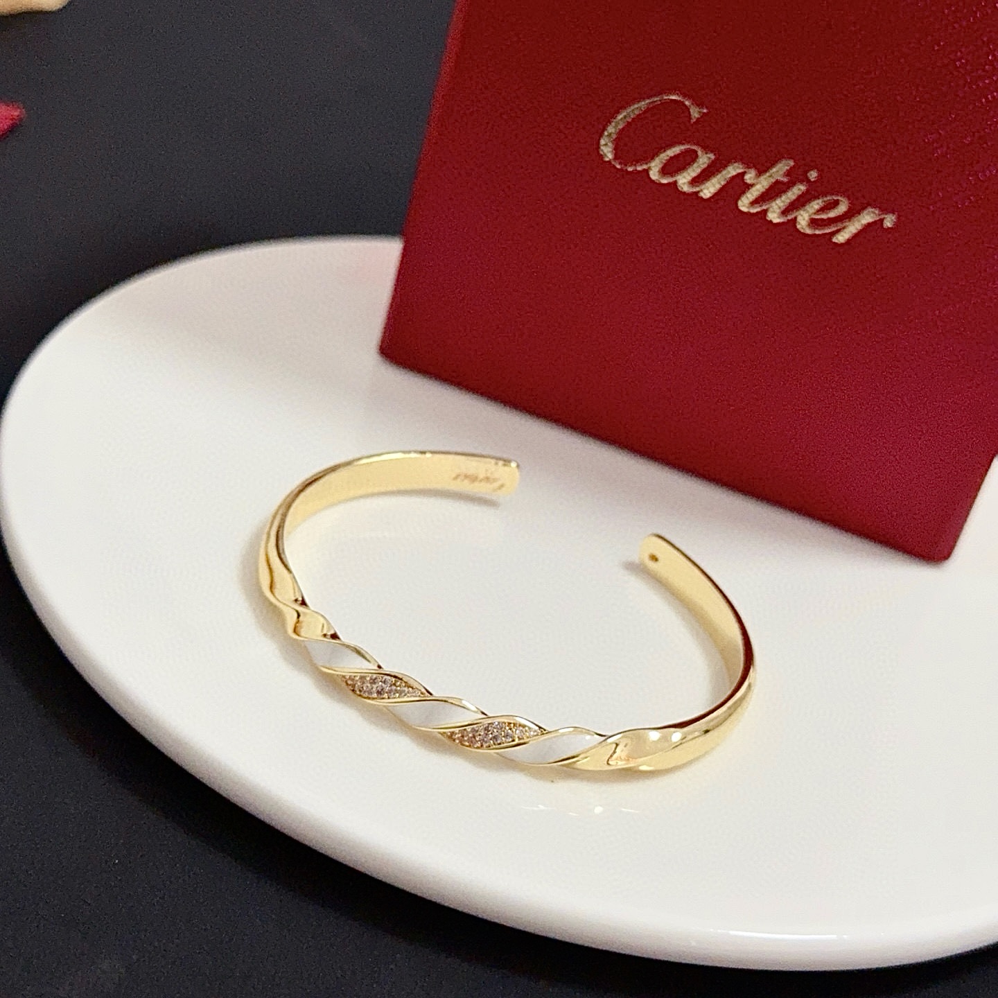 卡地亚镶钻手镯 高端定制版本 镶嵌钻工艺 V金材质 经典而时尚风格 用凌厉线条重构爱情美学！打破常规，镶