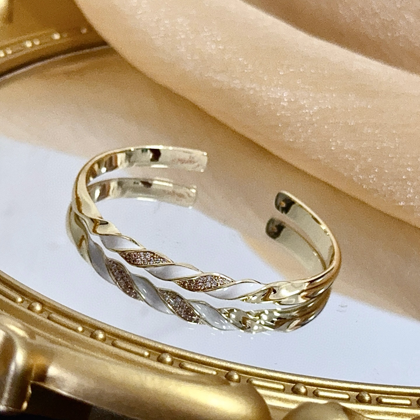 卡地亚镶钻手镯 高端定制版本 镶嵌钻工艺 V金材质 经典而时尚风格 用凌厉线条重构爱情美学！打破常规，镶