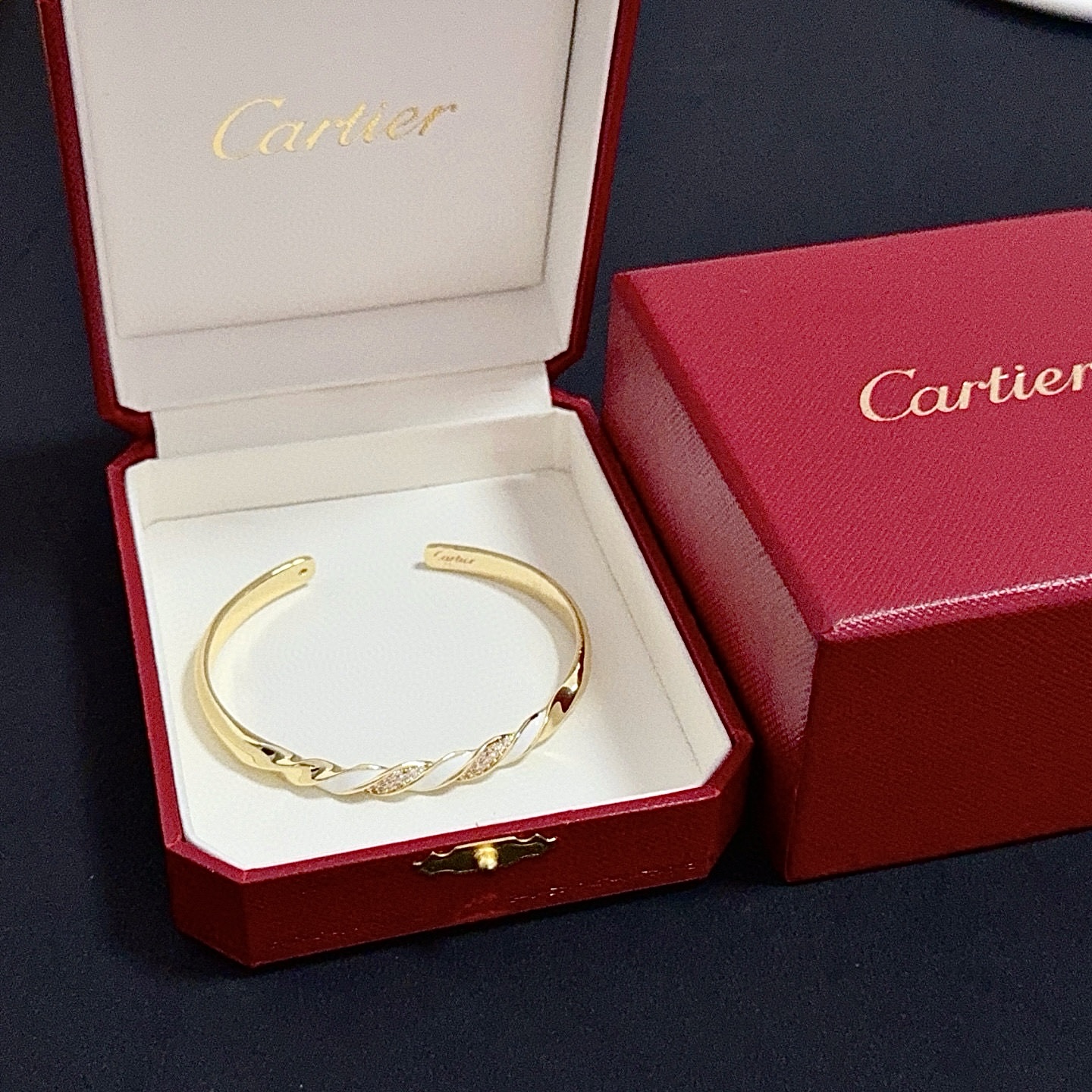 NO:725173,Cartier diamond-encrusted bracelet, high-end customized version, diamond-encrusted craftsmanship, V gold material, classic and fashionable style, reconstruct the aesthetics of love with sharp lines!  Breaking the rules, the diamond-encrusted design actually achieves the ceiling of high-end sense - no need for flashy accumulation, love should be as pure as ever. Cartier is loved by many celebrities and Internet celebrities. The Leopard series bracelet is absolutely an eternal classic, and it is not limited to men and women, and there is no age limit!  Wear it and you will be the center of attention!  , jewelry boutique, cartier, bracelet19860909卡地亚镶钻手镯 高端定制版本 镶嵌钻工艺 V金材质 经典而时尚风格 用凌厉线条重构爱情美学！打破常规,镶嵌钻设计反而成就高级感天花板——无需浮华堆砌,爱本应纯粹如初 卡地亚受众多明星网红的爱戴 豹子系列手镯 绝对是永恒经典 而且男女不限 年龄不限 ！戴上它你就是焦点！,饰品精品,cartier,bracelet,Jewelry