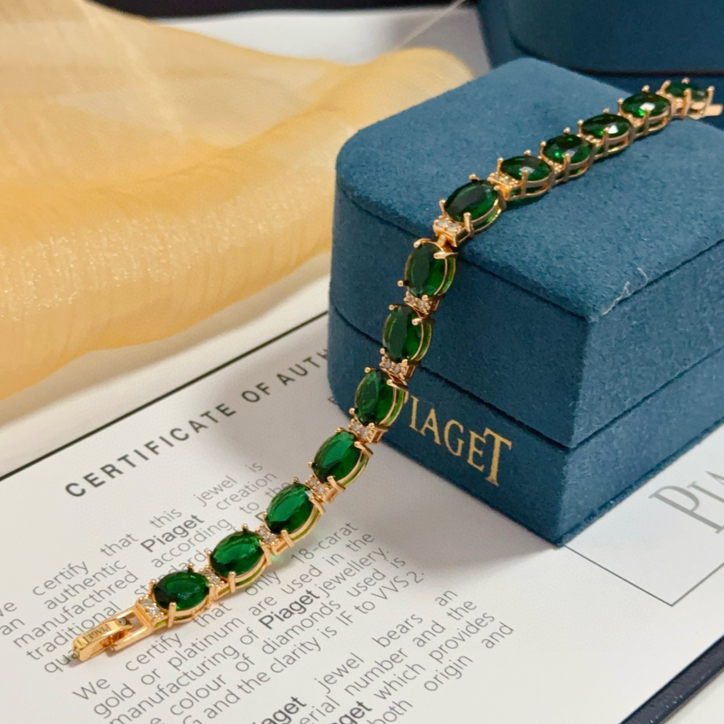 Piaget伯爵绿钻手链，高端定制版本 镶嵌钻工艺 ，V金材质 ，细节处尽显奢华。金属质感与纹理相互映衬