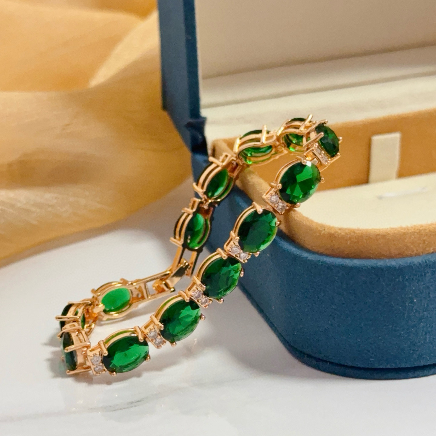 Piaget伯爵绿钻手链，高端定制版本 镶嵌钻工艺 ，V金材质 ，细节处尽显奢华。金属质感与纹理相互映衬