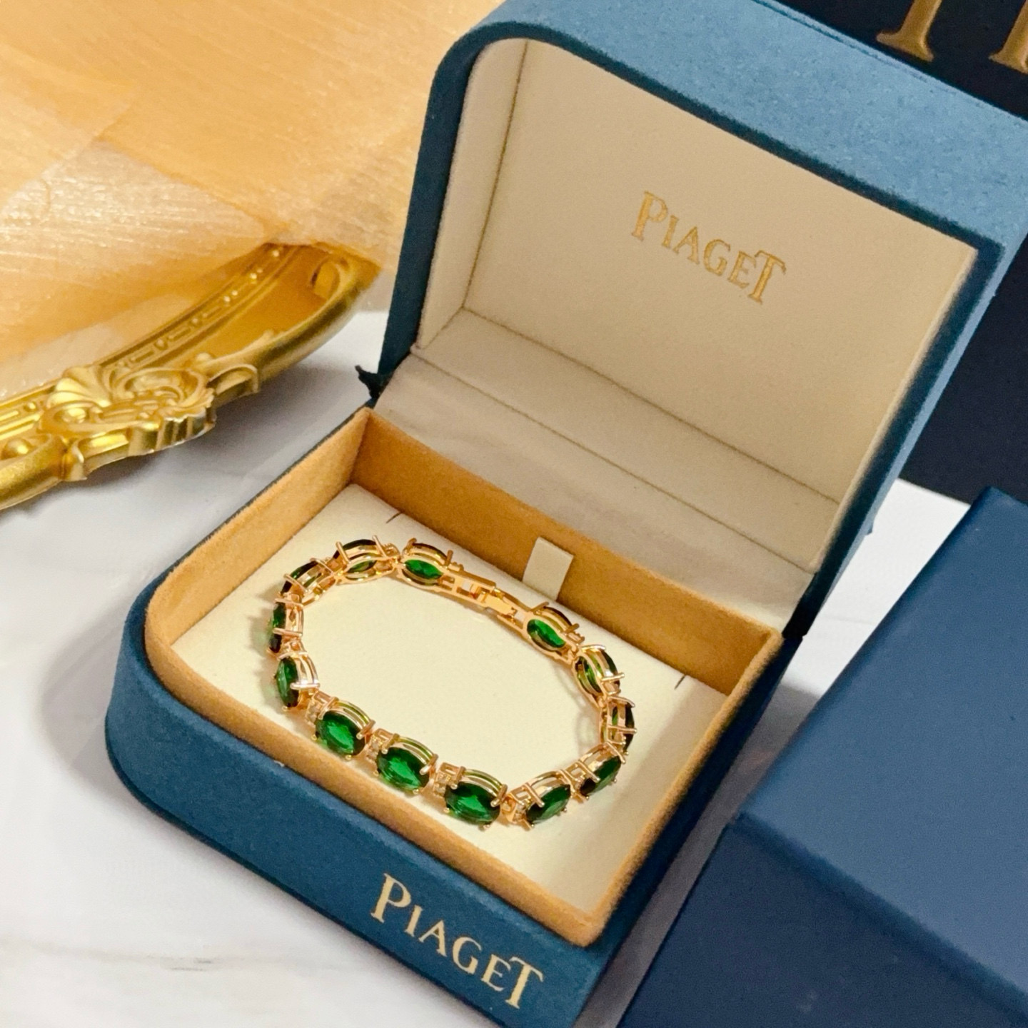 Piaget伯爵绿钻手链，高端定制版本 镶嵌钻工艺 ，V金材质 ，细节处尽显奢华。金属质感与纹理相互映衬