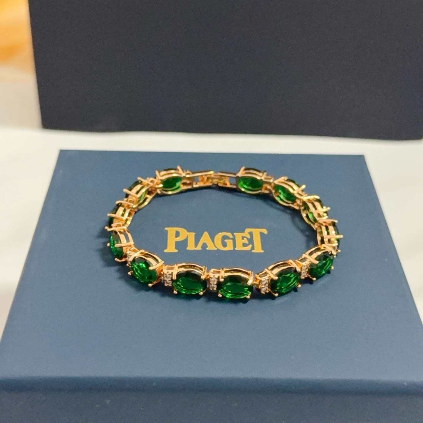 Piaget伯爵绿钻手链，高端定制版本 镶嵌钻工艺 ，V金材质 ，细节处尽显奢华。金属质感与纹理相互映衬