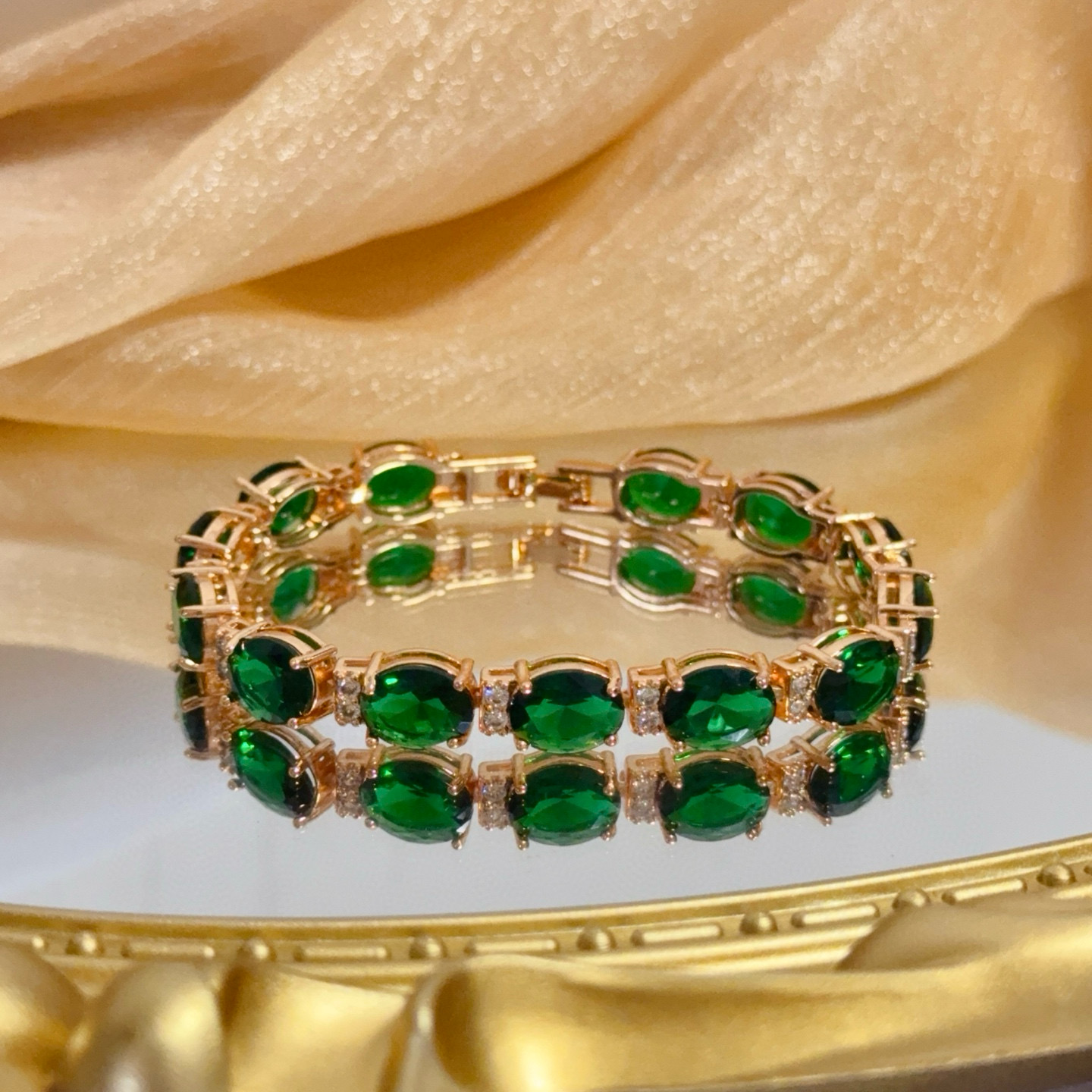 Piaget伯爵绿钻手链，高端定制版本 镶嵌钻工艺 ，V金材质 ，细节处尽显奢华。金属质感与纹理相互映衬