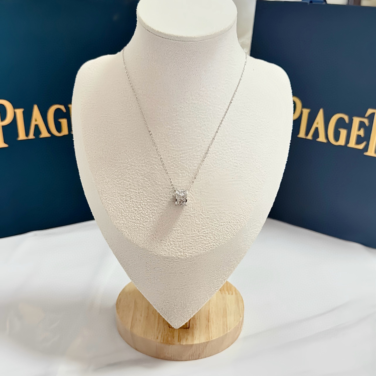 Piaget伯爵项链 高端定制版本 镶嵌钻工艺 ，V金材质 ，细节处尽显奢华。金属质感与纹理相互映衬，光