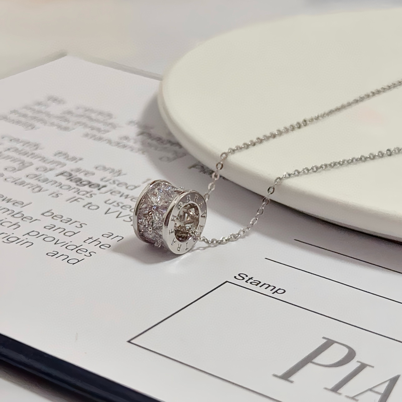 Piaget伯爵项链 高端定制版本 镶嵌钻工艺 ，V金材质 ，细节处尽显奢华。金属质感与纹理相互映衬，光