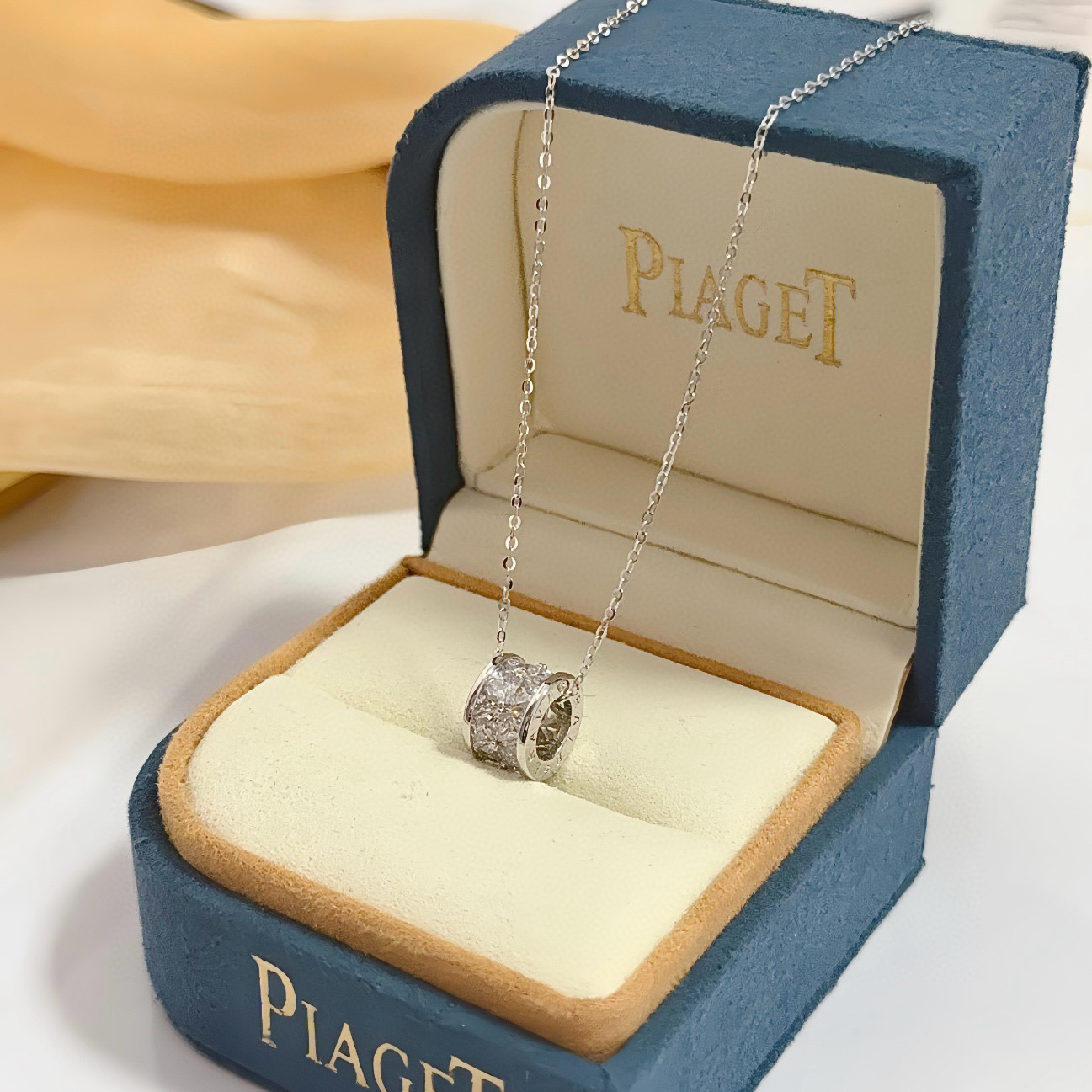 Piaget伯爵项链 高端定制版本 镶嵌钻工艺 ，V金材质 ，细节处尽显奢华。金属质感与纹理相互映衬，光