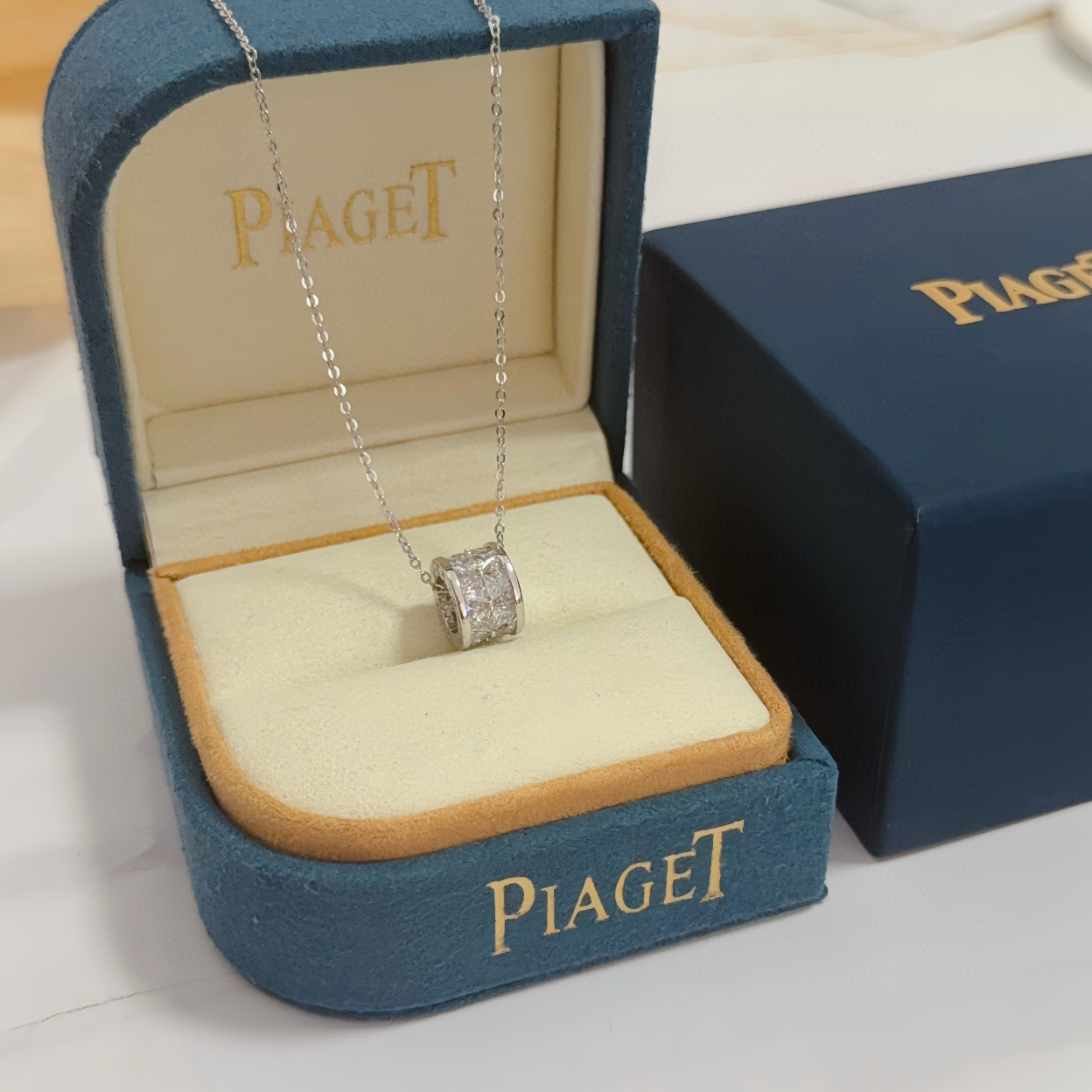 NO:754813,Piaget necklace is a high-end customized version with diamond inlay technology and V-gold material. The details are full of luxury. The metal texture and texture complement each other and shine under the light. It is low-key yet luxurious and charming. Whether it is a business occasion or a sweet date, it can highlight sophistication and elegance~, jewelry boutique, Piaget, necklace19860909Piaget伯爵项链 高端定制版本 镶嵌钻工艺 ,V金材质 ,细节处尽显奢华.金属质感与纹理相互映衬,光线之下,熠熠生辉,低调又不失奢华魅力,无论是商务场合还是甜蜜约会都能凸显精致和优雅~,饰品精品,piaget,necklace,Jewelry