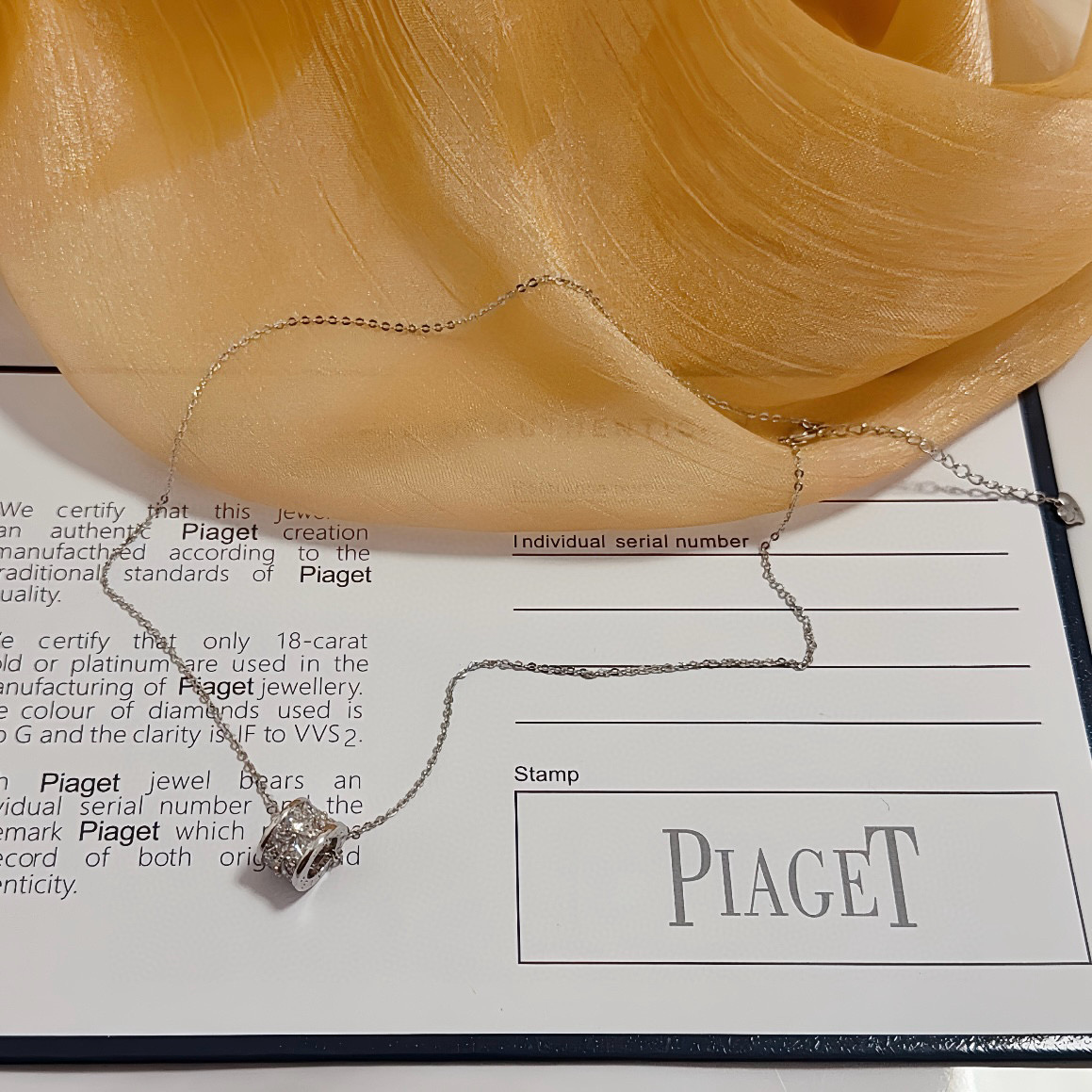 Piaget伯爵项链 高端定制版本 镶嵌钻工艺 ，V金材质 ，细节处尽显奢华。金属质感与纹理相互映衬，光