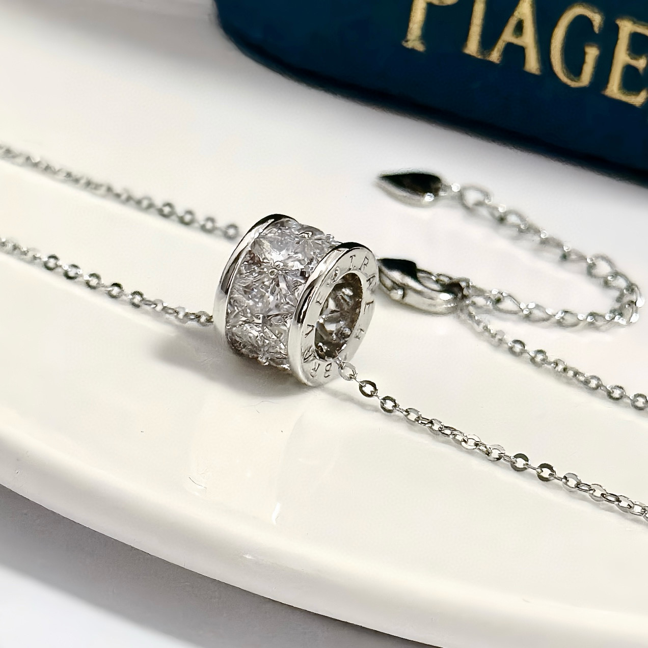 Piaget伯爵项链 高端定制版本 镶嵌钻工艺 ，V金材质 ，细节处尽显奢华。金属质感与纹理相互映衬，光