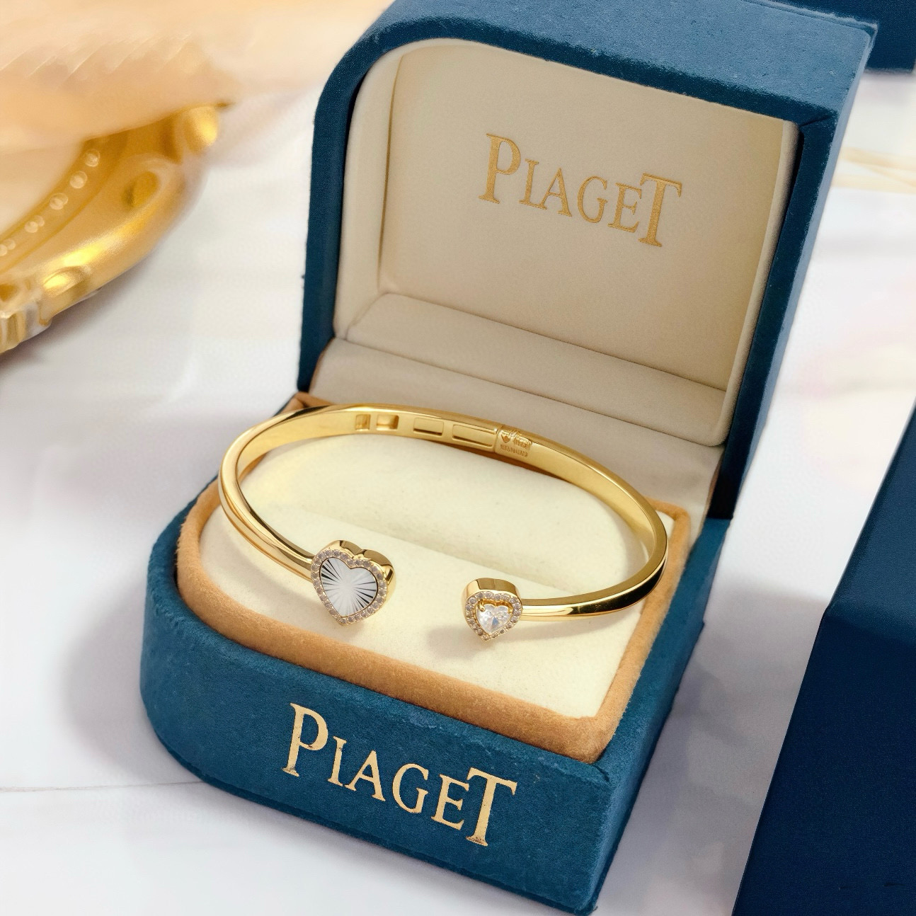 Piaget伯爵手镯， 高端定制版本 镶嵌钻工艺 ，V金材质 ，细节处尽显奢华。金属质感与纹理相互映衬，