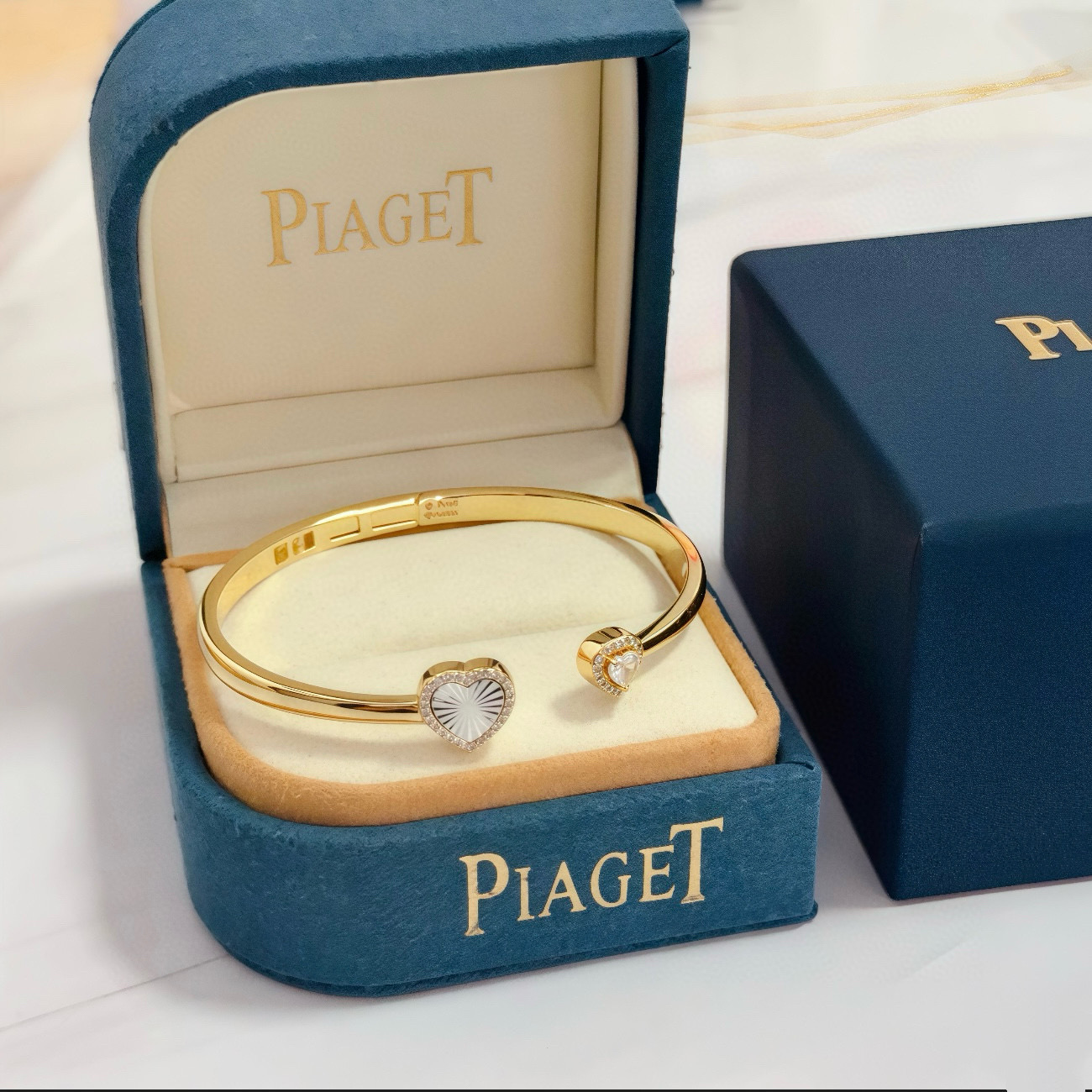 NO:754816,Piaget bracelet, high-end customized version, inlaid with diamonds, made of V gold material, showing luxury in every detail. The metal texture and texture complement each other, shining under the light, reflecting the luxury and elegance. Whether it is a business occasion or a sweet date, it can highlight the delicacy and elegance~ It is so beautiful to get it, it is definitely your dream bracelet., jewelry boutique, Piaget, bracelet19860909Piaget伯爵手镯, 高端定制版本 镶嵌钻工艺 ,V金材质 ,细节处尽显奢华.金属质感与纹理相互映衬,光线之下,熠熠生辉,体现了奢华与典雅的气质.无论是商务场合还是甜蜜约会都能凸显精致和优雅~上手都太美了,绝对是你的梦中情镯.,饰品精品,piaget,bracelet,Jewelry