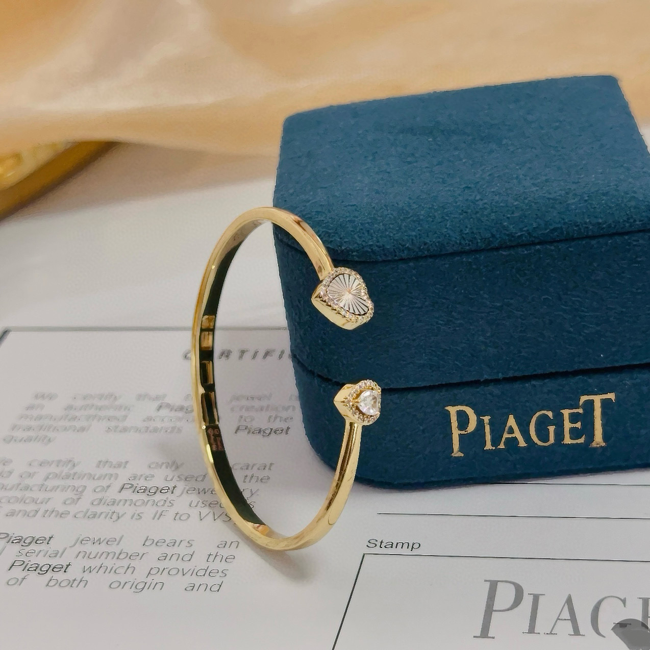 Piaget伯爵手镯， 高端定制版本 镶嵌钻工艺 ，V金材质 ，细节处尽显奢华。金属质感与纹理相互映衬，