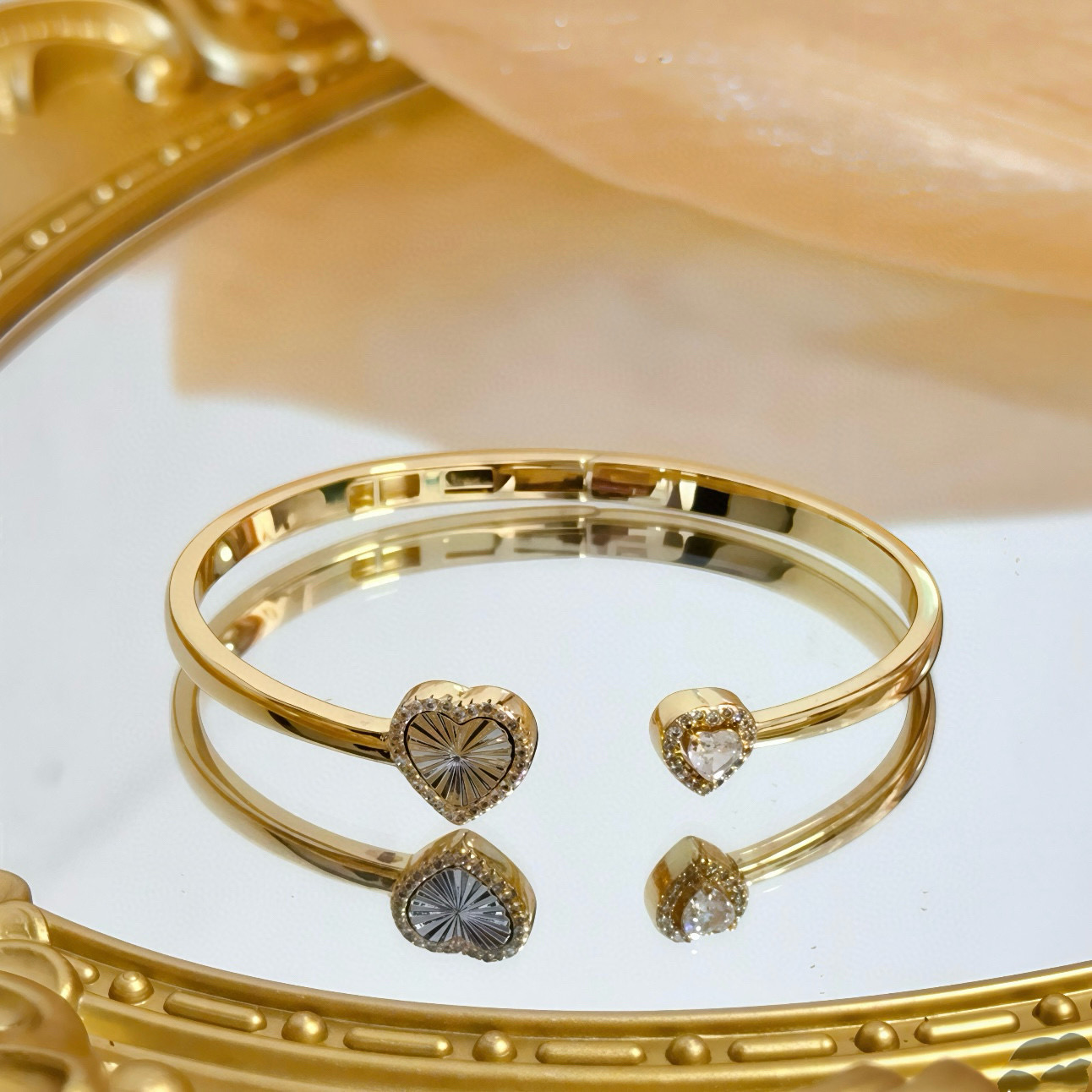 Piaget伯爵手镯， 高端定制版本 镶嵌钻工艺 ，V金材质 ，细节处尽显奢华。金属质感与纹理相互映衬，