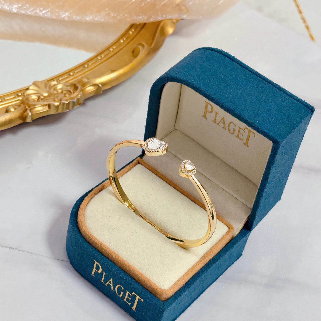 Piaget伯爵手镯， 高端定制版本 镶嵌钻工艺 ，V金材质 ，细节处尽显奢华。金属质感与纹理相互映衬，