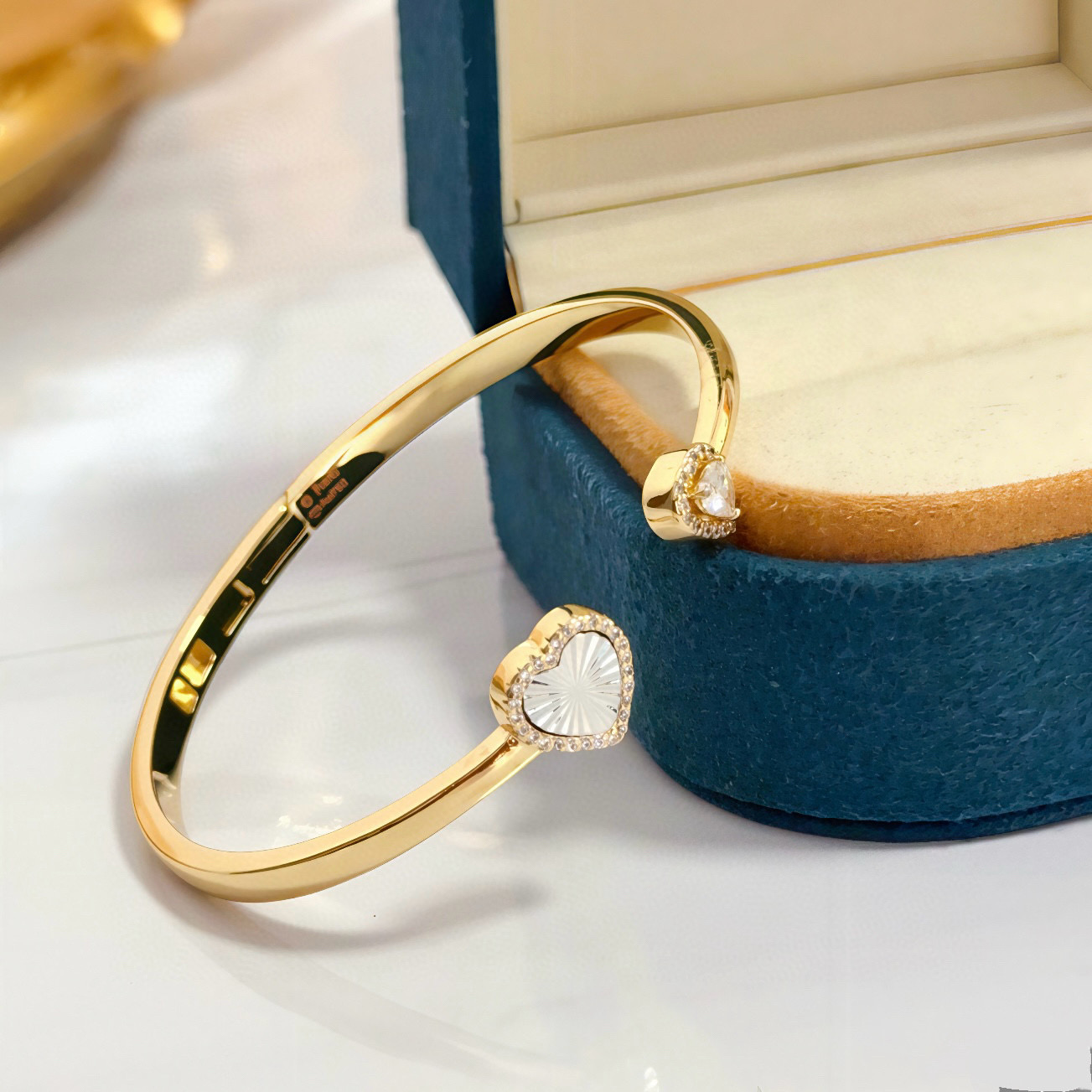 Piaget伯爵手镯， 高端定制版本 镶嵌钻工艺 ，V金材质 ，细节处尽显奢华。金属质感与纹理相互映衬，