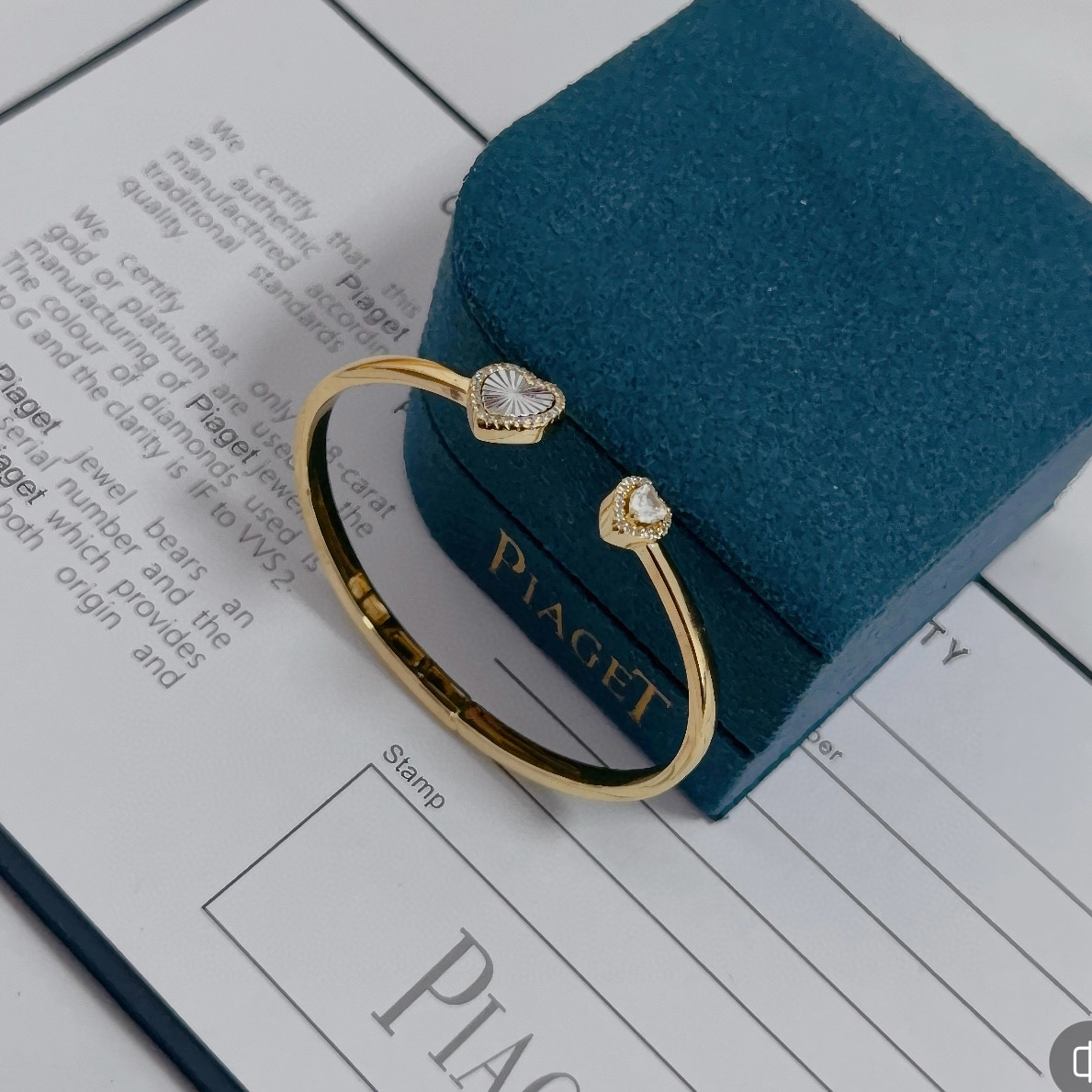 Piaget伯爵手镯， 高端定制版本 镶嵌钻工艺 ，V金材质 ，细节处尽显奢华。金属质感与纹理相互映衬，