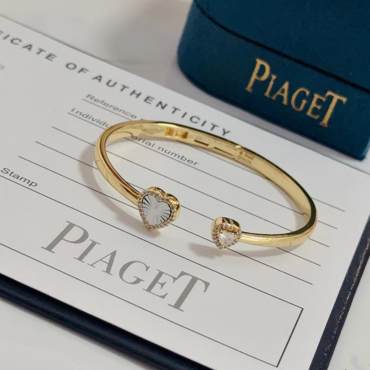 Piaget伯爵手镯， 高端定制版本 镶嵌钻工艺 ，V金材质 ，细节处尽显奢华。金属质感与纹理相互映衬，