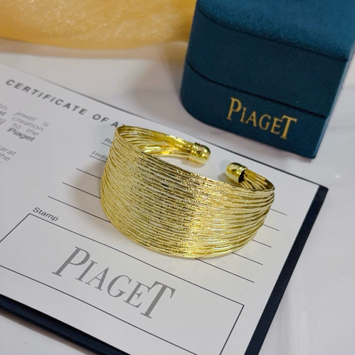 Piaget伯爵宽手镯 高端定制版本 ，V金材质 ，细节处尽显奢华。金属质感与纹理相互映衬，光线之下，熠