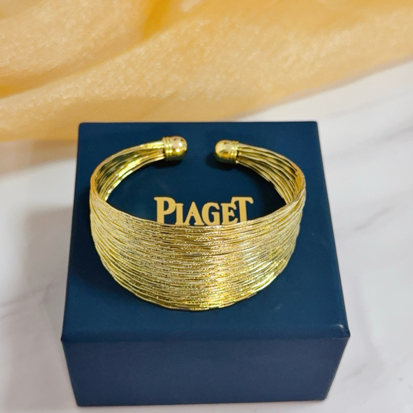 Piaget伯爵宽手镯 高端定制版本 ，V金材质 ，细节处尽显奢华。金属质感与纹理相互映衬，光线之下，熠