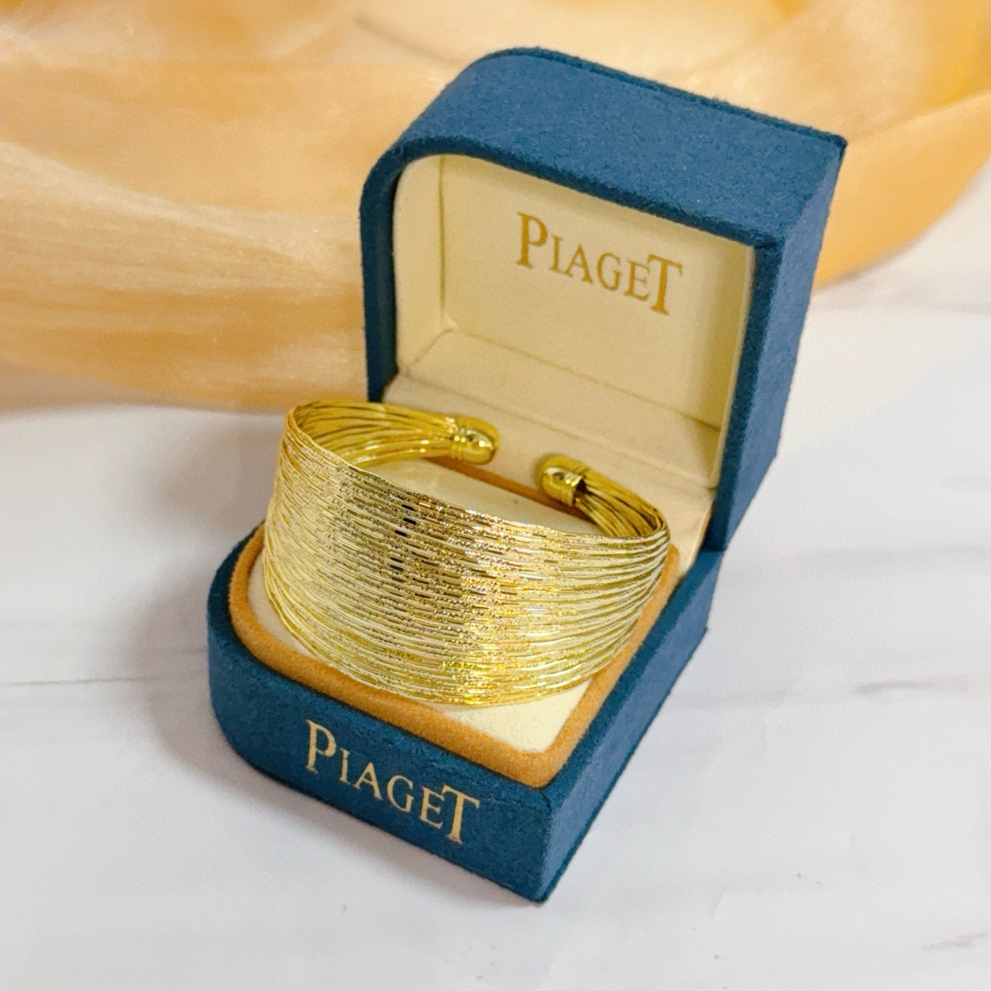 Piaget伯爵宽手镯 高端定制版本 ，V金材质 ，细节处尽显奢华。金属质感与纹理相互映衬，光线之下，熠