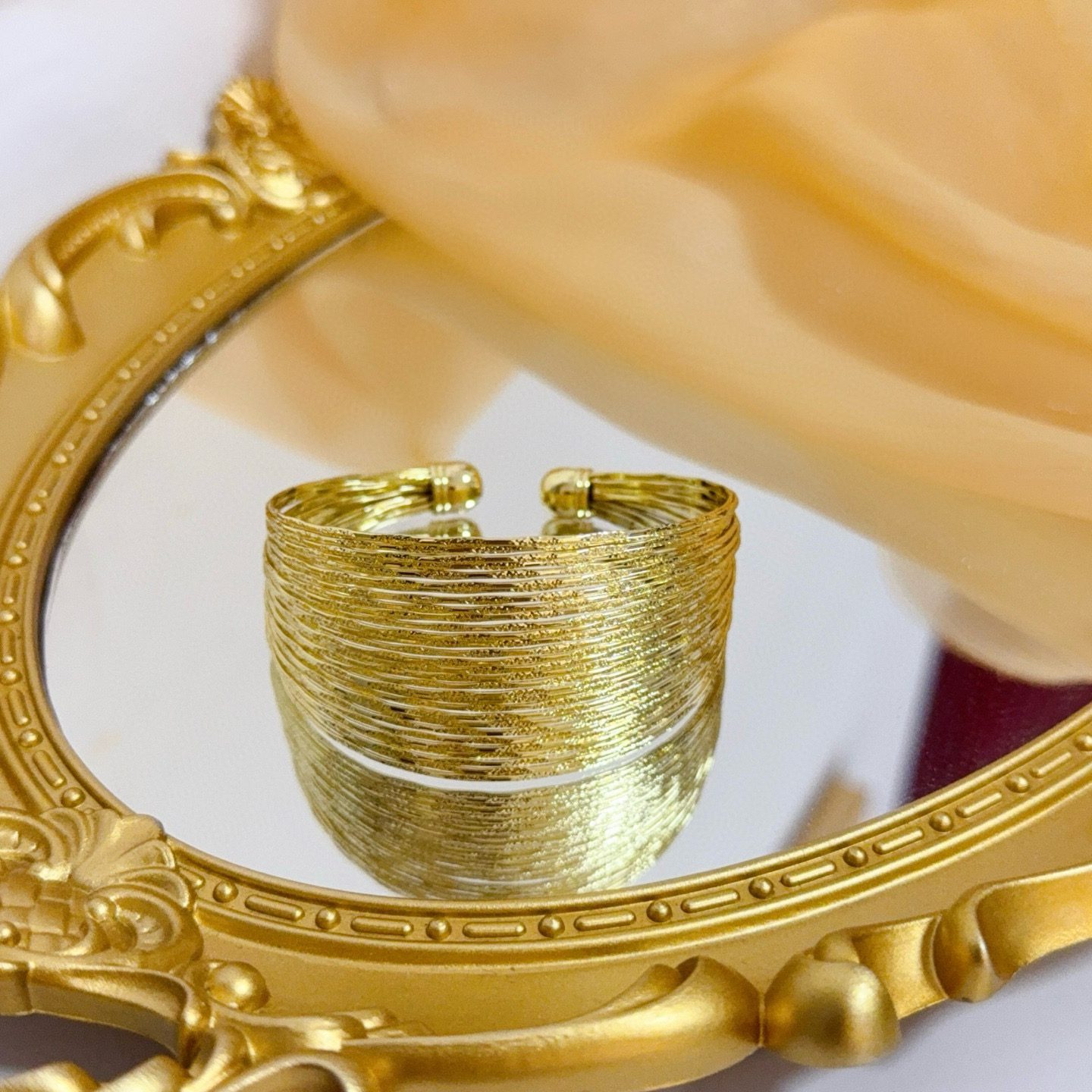 Piaget伯爵宽手镯 高端定制版本 ，V金材质 ，细节处尽显奢华。金属质感与纹理相互映衬，光线之下，熠