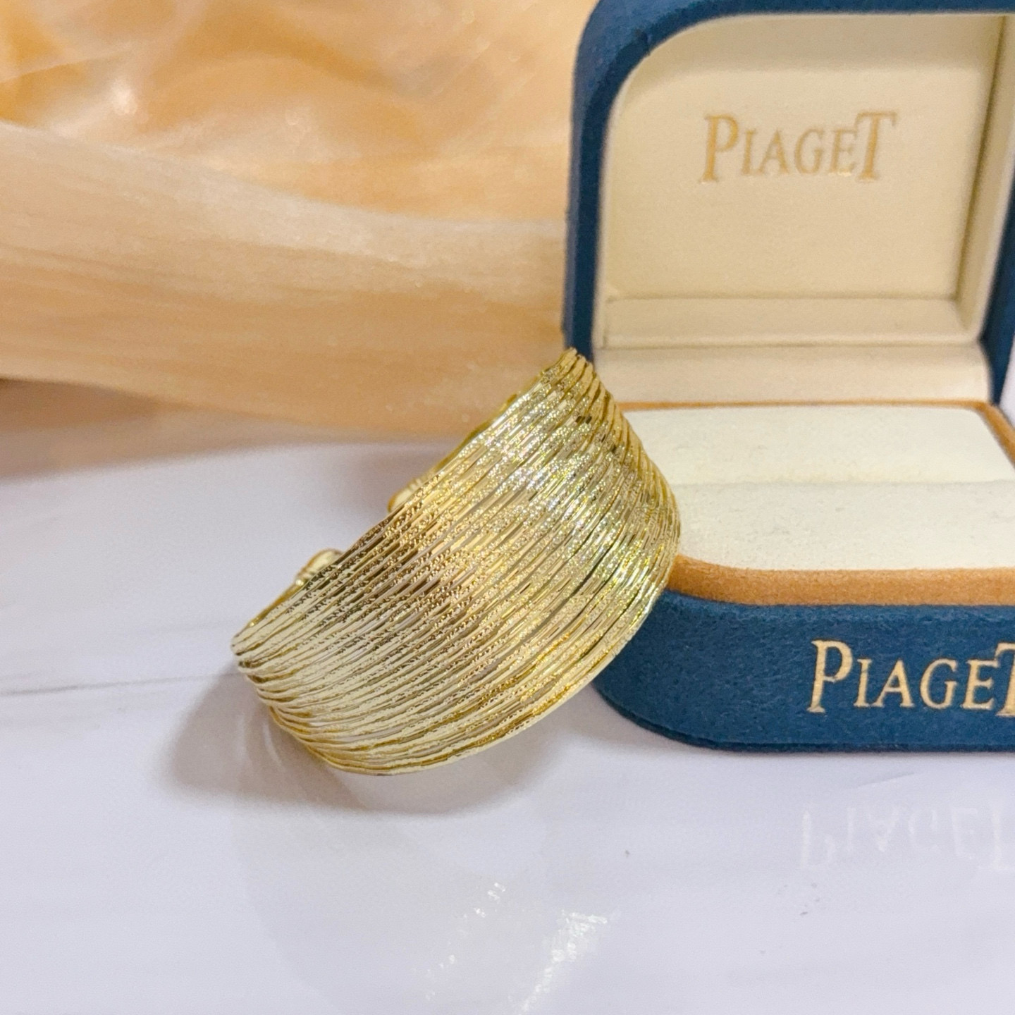 Piaget伯爵宽手镯 高端定制版本 ，V金材质 ，细节处尽显奢华。金属质感与纹理相互映衬，光线之下，熠